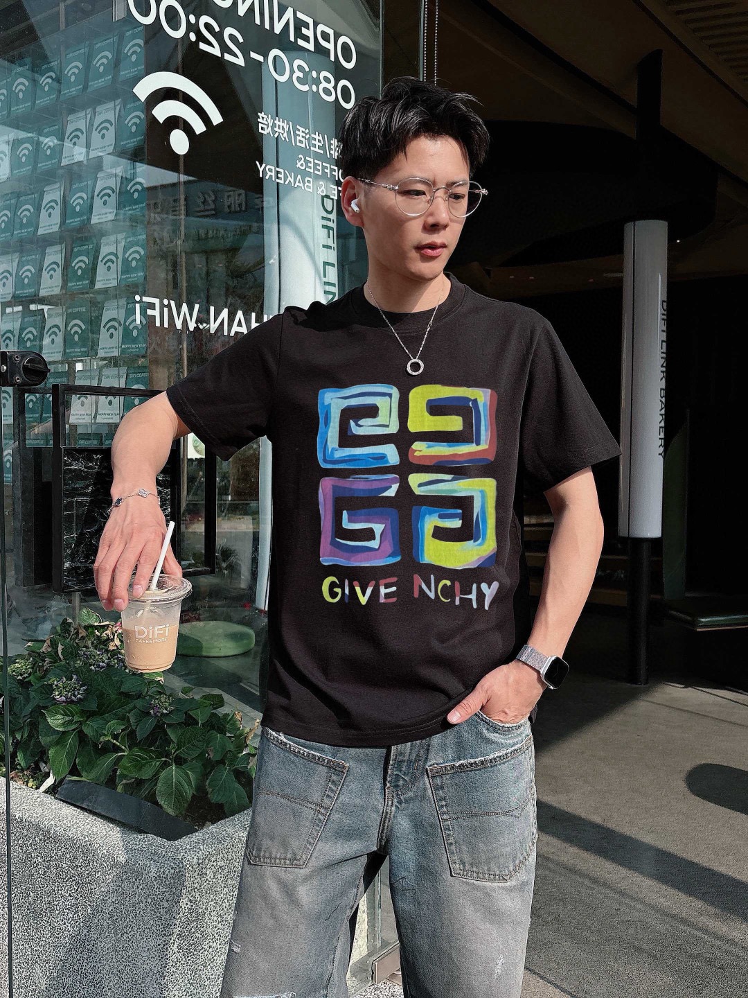 NO:494892,Givenchy's new spring and summer new style in the first counter, the latest short-sleeved round-neck T-shirt, high-end customization, avant-garde and fashionable design!  Brand logo emphasizes craftsmanship design, high-end customized fabric, soft feel, comfortable to wear, exquisite counter-level car lines, fine workmanship, and invincible and handsome upper body effect!  A must-have item for handsome men!  Color black. White. Number of code S-3XL (please report height and weight by placing an order), given, T-shirt, tees, t-shirt, alexander wang19860909纪梵希 2025春夏新款首发专柜最新款短袖圆领T恤 高端订制 设计前卫时尚！品牌logo重工艺设计 高端定制面料.手感柔软.穿着舒适.专柜级别精致车线.做工精细.上身效果无敌帅气！型男必备单品！颜色黑色.白色.码数S-3XL（下单请报身高体重）,,givenchy,T-shirt,tees，t-shirt,alexander wang,Men's clothing