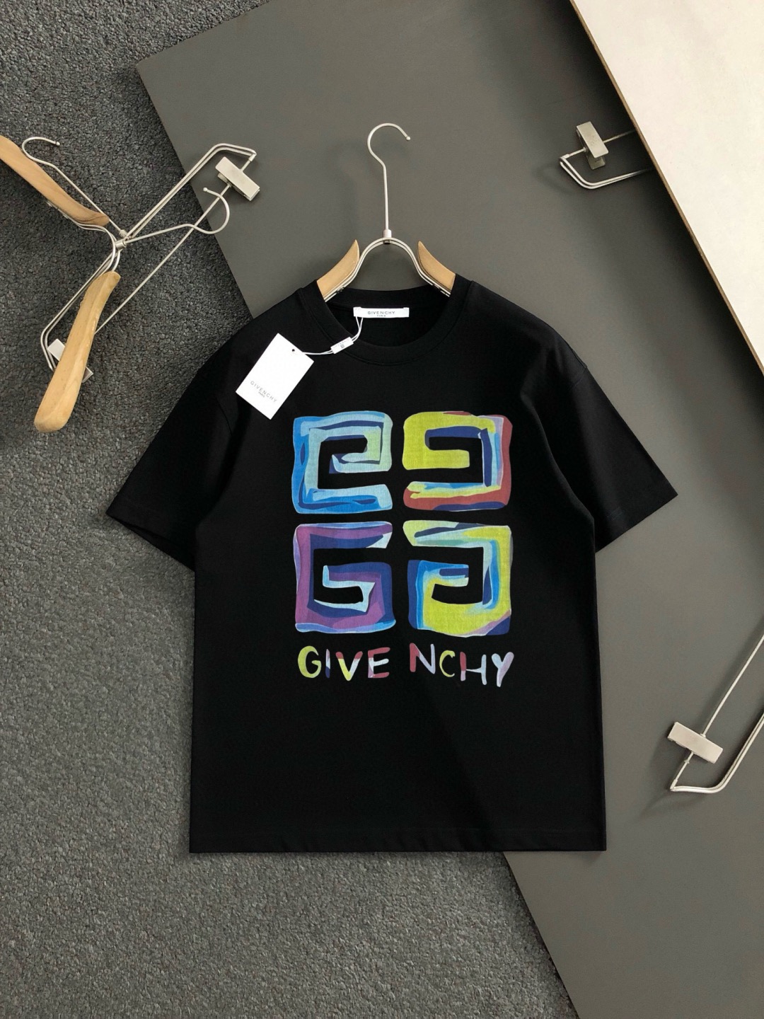 NO:494896,Givenchy's new spring and summer new style in the first counter, the latest short-sleeved round-neck T-shirt, high-end customization, avant-garde and fashionable design!  Brand logo emphasizes craftsmanship design, high-end customized fabric, soft feel, comfortable to wear, exquisite counter-level car lines, fine workmanship, and invincible and handsome upper body effect!  A must-have item for handsome men!  Color black. White. Number of code S-3XL (please report height and weight by placing an order), given, T-shirt, tees, t-shirt, alexander wang19860909纪梵希 2025春夏新款首发专柜最新款短袖圆领T恤 高端订制 设计前卫时尚！品牌logo重工艺设计 高端定制面料.手感柔软.穿着舒适.专柜级别精致车线.做工精细.上身效果无敌帅气！型男必备单品！颜色黑色.白色.码数S-3XL（下单请报身高体重）,,givenchy,T-shirt,tees，t-shirt,alexander wang,Men's clothing