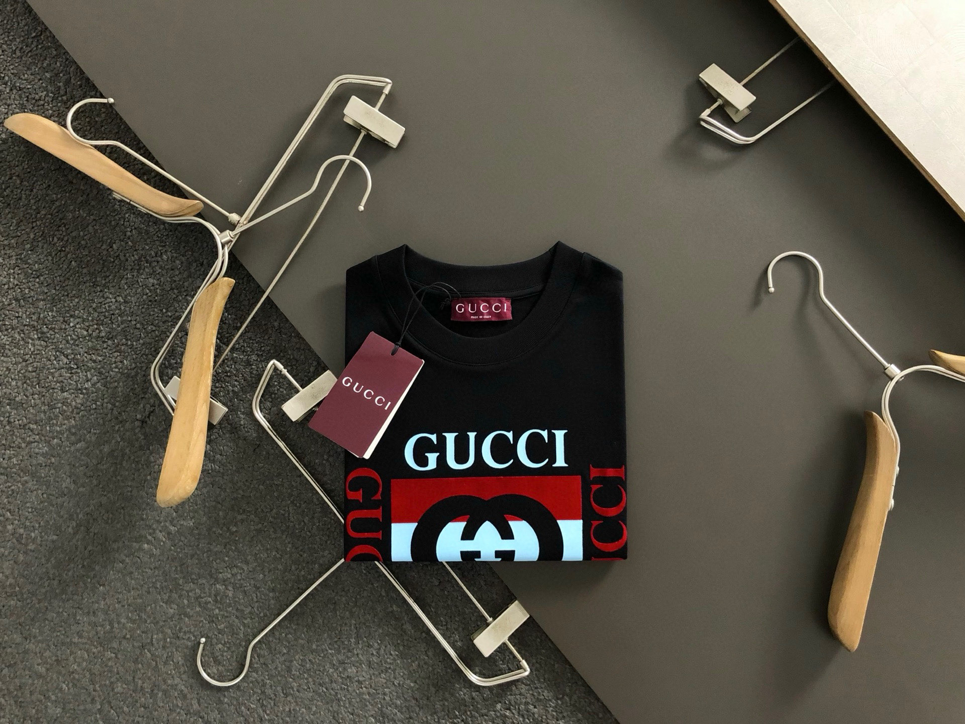 NO:489335,Gucci's new spring and summer new style first-time counter latest short-sleeved round-neck T-shirt, high-end customization, avant-garde and fashionable design!  Brand logo emphasizes craftsmanship design, high-end customized fabric, soft feel, comfortable to wear, exquisite counter-level car lines, fine workmanship, and invincible and handsome upper body effect!  A must-have item for handsome men!  Color black. White. Number of code S-3XL (please report height and weight by placing an order), gucci, T-shirt, tees, t-shirt, alexander wang19860909古驰 2025春夏新款首发专柜最新款短袖圆领T恤 高端订制 设计前卫时尚！品牌logo重工艺设计 高端定制面料.手感柔软.穿着舒适.专柜级别精致车线.做工精细.上身效果无敌帅气！型男必备单品！颜色黑色.白色.码数S-3XL（下单请报身高体重）,,gucci,T-shirt,tees，t-shirt,alexander wang,Men's clothing