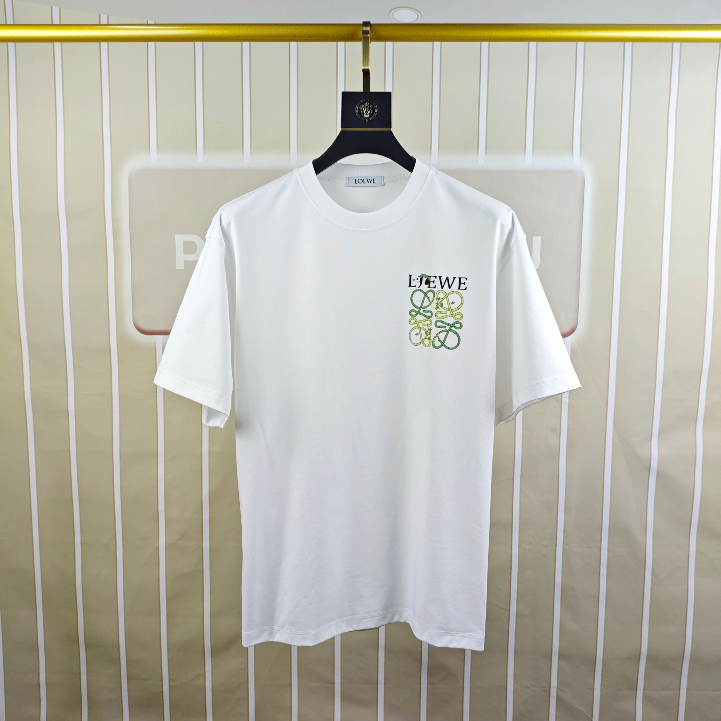 NO:492483,Luo Yiwei's new spring and summer new style first-time counter latest short-sleeved round-neck T-shirt, high-end customization, avant-garde and fashionable design!  Brand logo emphasizes craftsmanship design, high-end customized fabric, soft feel, comfortable to wear, exquisite counter-level car lines, fine workmanship, and invincible and handsome upper body effect!  A must-have item for handsome men!  Color black. White. Number of code S-3XL (please report height and weight by placing an order), loewe, T-shirt,tees, t-shirt,alexander wang19860909罗意威 2025春夏新款首发专柜最新款短袖圆领T恤 高端订制 设计前卫时尚！品牌logo重工艺设计 高端定制面料.手感柔软.穿着舒适.专柜级别精致车线.做工精细.上身效果无敌帅气！型男必备单品！颜色黑色.白色.码数S-3XL（下单请报身高体重）,,loewe,T-shirt,tees，t-shirt,alexander wang,Men's clothing