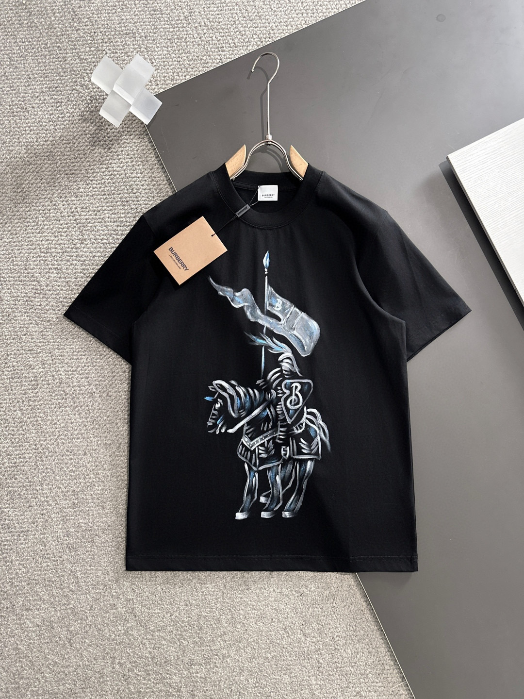 NO:489329,Burberry's new spring and summer new style first-time counter has the latest short-sleeved round-neck T-shirt with high-end customization and avant-garde and fashionable design!  Brand logo emphasizes craftsmanship design, high-end customized fabric, soft feel, comfortable to wear, exquisite counter-level car lines, fine workmanship, and invincible and handsome upper body effect!  A must-have item for handsome men!  Color black. White. Number of code S-3XL (please report height and weight by placing an order), burberry, T-shirt, tees, t-shirt, alexander wang19860909巴宝莉 2025春夏新款首发专柜最新款短袖圆领T恤 高端订制 设计前卫时尚！品牌logo重工艺设计 高端定制面料.手感柔软.穿着舒适.专柜级别精致车线.做工精细.上身效果无敌帅气！型男必备单品！颜色黑色.白色.码数S-3XL（下单请报身高体重）,,burberry,T-shirt,tees，t-shirt,alexander wang,Men's clothing