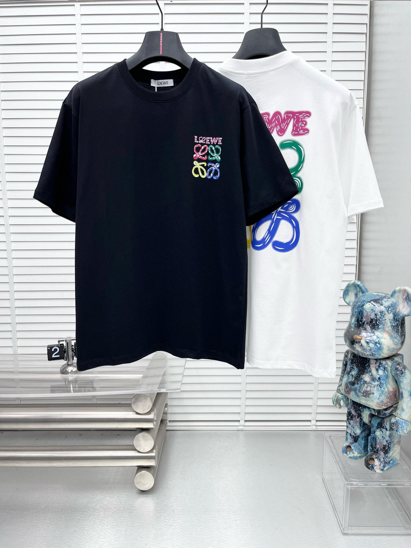 💰100。  罗意威 2025春夏新款首发专柜最新款短袖圆领T恤 高端订制 设计前卫时尚！品牌logo重工艺设计 高端定制面料.手感柔软.穿着舒适.专柜级别精致车线.做工精细.上身效果无敌帅气！型男必备单品！颜色：黑色。白色。码数：S-3XL（下单请报身高体重）