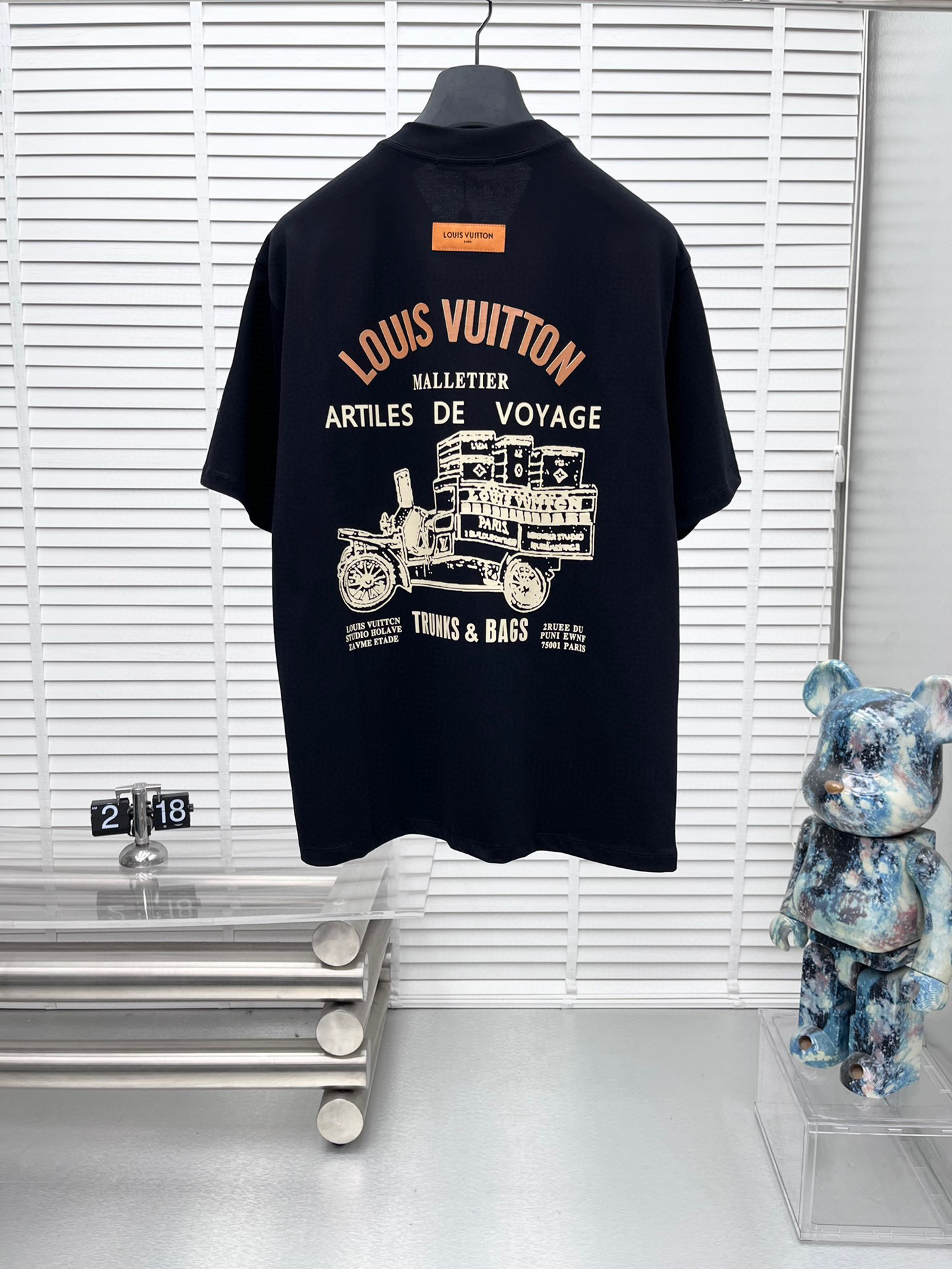 💰100。  LV 2025春夏新款首发专柜最新款短袖圆领T恤 高端订制 设计前卫时尚！品牌logo重工艺设计 高端定制面料.手感柔软.穿着舒适.专柜级别精致车线.做工精细.上身效果无敌帅气！型男必备单品！颜色：黑色。白色。码数：S-3XL（下单请报身高体重）