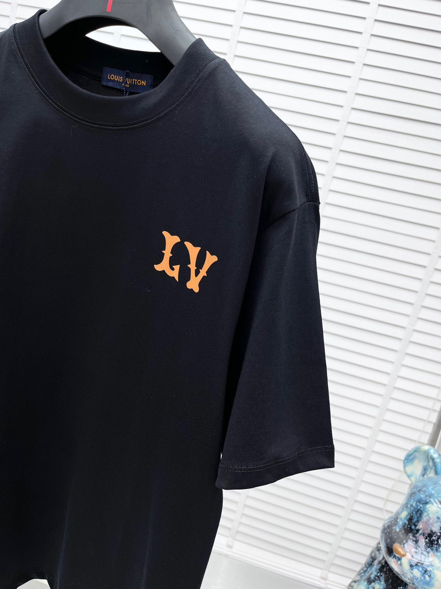💰100。  LV 2025春夏新款首发专柜最新款短袖圆领T恤 高端订制 设计前卫时尚！品牌logo重工艺设计 高端定制面料.手感柔软.穿着舒适.专柜级别精致车线.做工精细.上身效果无敌帅气！型男必备单品！颜色：黑色。白色。码数：S-3XL（下单请报身高体重）