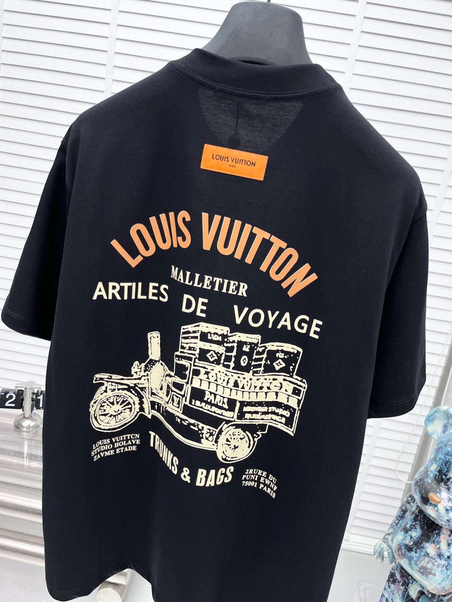 💰100。  LV 2025春夏新款首发专柜最新款短袖圆领T恤 高端订制 设计前卫时尚！品牌logo重工艺设计 高端定制面料.手感柔软.穿着舒适.专柜级别精致车线.做工精细.上身效果无敌帅气！型男必备单品！颜色：黑色。白色。码数：S-3XL（下单请报身高体重）