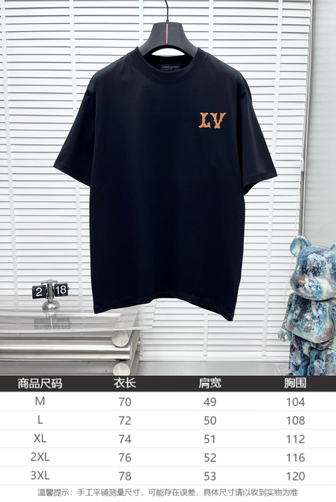 💰100。  LV 2025春夏新款首发专柜最新款短袖圆领T恤 高端订制 设计前卫时尚！品牌logo重工艺设计 高端定制面料.手感柔软.穿着舒适.专柜级别精致车线.做工精细.上身效果无敌帅气！型男必备单品！颜色：黑色。白色。码数：S-3XL（下单请报身高体重）