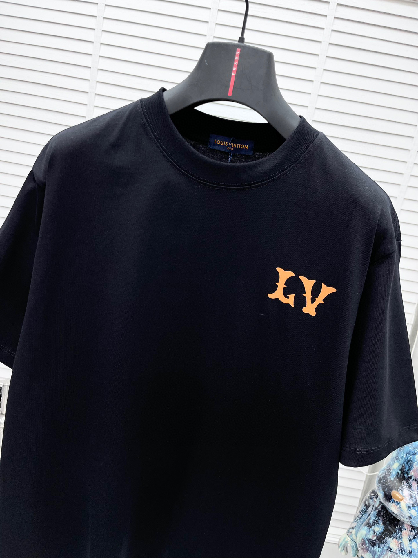 💰100。  LV 2025春夏新款首发专柜最新款短袖圆领T恤 高端订制 设计前卫时尚！品牌logo重工艺设计 高端定制面料.手感柔软.穿着舒适.专柜级别精致车线.做工精细.上身效果无敌帅气！型男必备单品！颜色：黑色。白色。码数：S-3XL（下单请报身高体重）