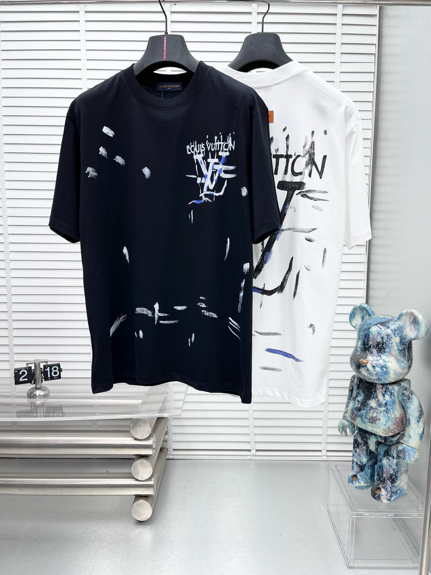 💰100。  LV 2025春夏新款首发专柜最新款短袖圆领T恤 高端订制 设计前卫时尚！品牌logo重工艺设计 高端定制面料.手感柔软.穿着舒适.专柜级别精致车线.做工精细.上身效果无敌帅气！型男必备单品！颜色：黑色。白色。码数：S-3XL（下单请报身高体重）