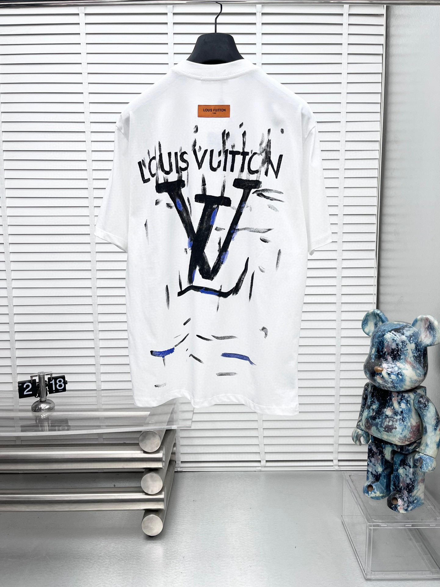 💰100。  LV 2025春夏新款首发专柜最新款短袖圆领T恤 高端订制 设计前卫时尚！品牌logo重工艺设计 高端定制面料.手感柔软.穿着舒适.专柜级别精致车线.做工精细.上身效果无敌帅气！型男必备单品！颜色：黑色。白色。码数：S-3XL（下单请报身高体重）