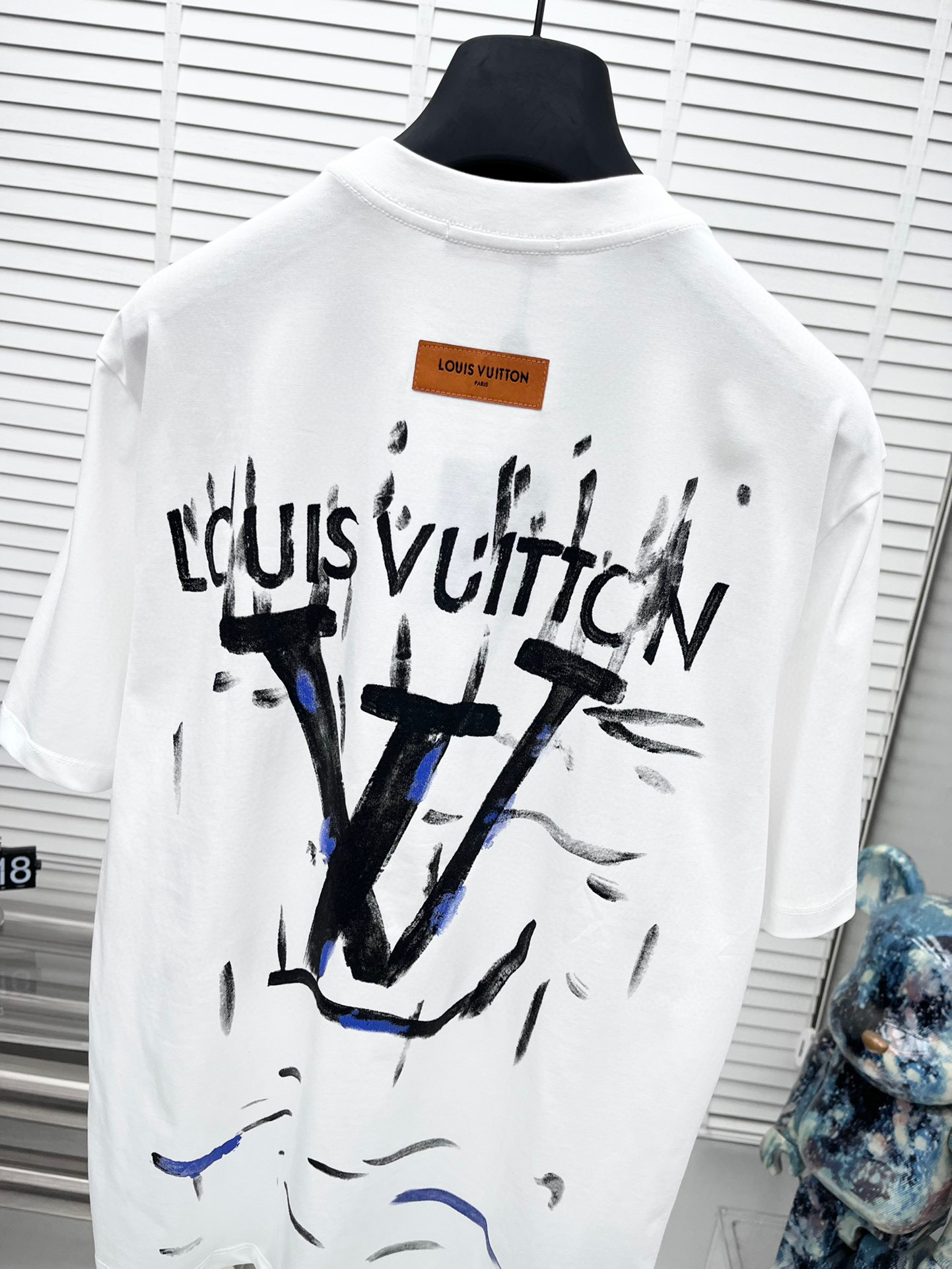 💰100。  LV 2025春夏新款首发专柜最新款短袖圆领T恤 高端订制 设计前卫时尚！品牌logo重工艺设计 高端定制面料.手感柔软.穿着舒适.专柜级别精致车线.做工精细.上身效果无敌帅气！型男必备单品！颜色：黑色。白色。码数：S-3XL（下单请报身高体重）