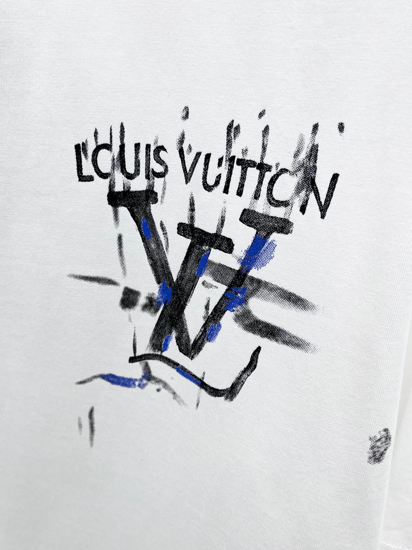 💰100。  LV 2025春夏新款首发专柜最新款短袖圆领T恤 高端订制 设计前卫时尚！品牌logo重工艺设计 高端定制面料.手感柔软.穿着舒适.专柜级别精致车线.做工精细.上身效果无敌帅气！型男必备单品！颜色：黑色。白色。码数：S-3XL（下单请报身高体重）