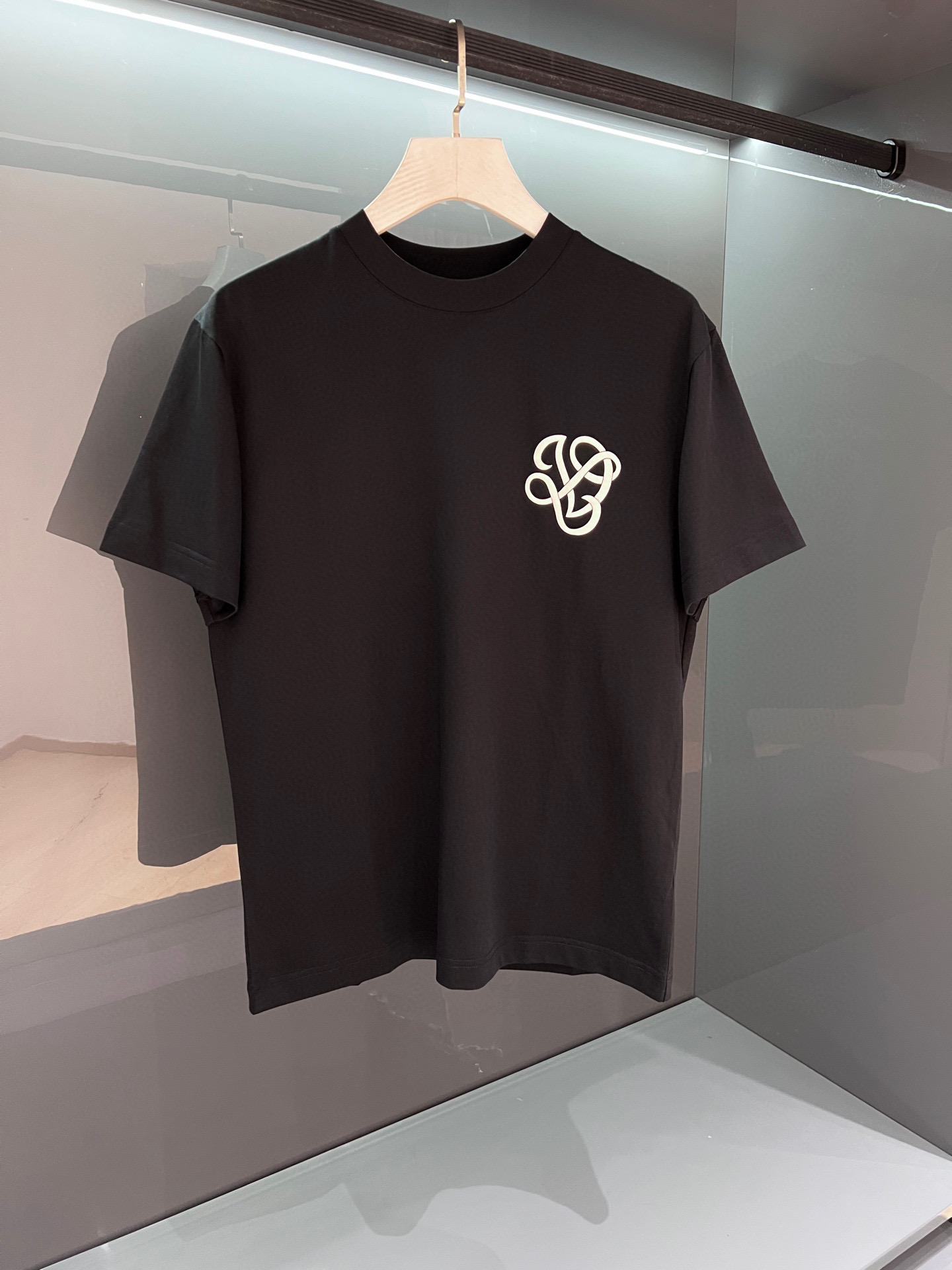 💰100。  LV 2025春夏新款首发专柜最新款短袖圆领T恤 高端订制 设计前卫时尚！品牌logo重工艺设计 高端定制面料.手感柔软.穿着舒适.专柜级别精致车线.做工精细.上身效果无敌帅气！型男必备单品！颜色：黑色。白色。码数：S-3XL（下单请报身高体重）