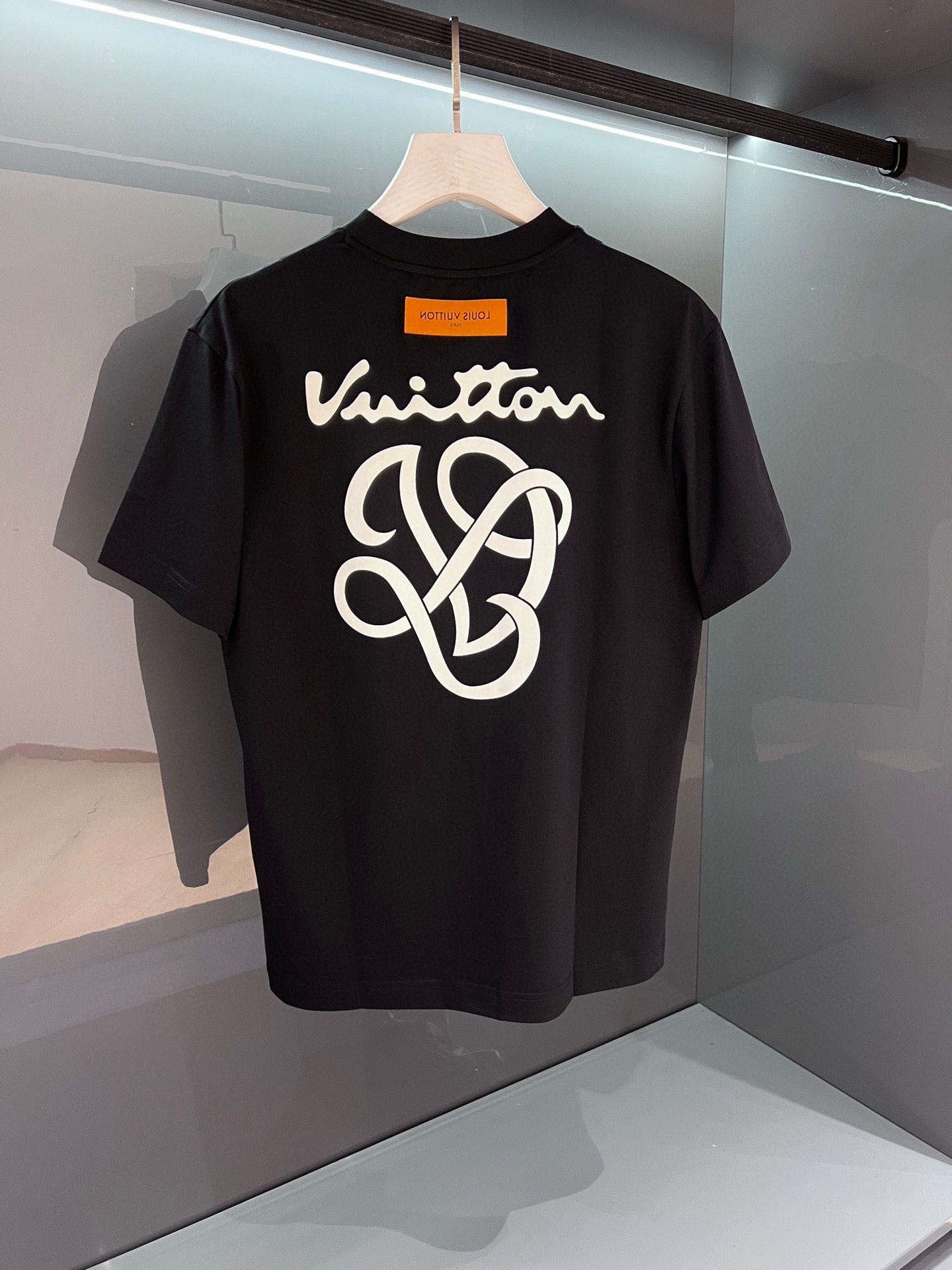 💰100。  LV 2025春夏新款首发专柜最新款短袖圆领T恤 高端订制 设计前卫时尚！品牌logo重工艺设计 高端定制面料.手感柔软.穿着舒适.专柜级别精致车线.做工精细.上身效果无敌帅气！型男必备单品！颜色：黑色。白色。码数：S-3XL（下单请报身高体重）
