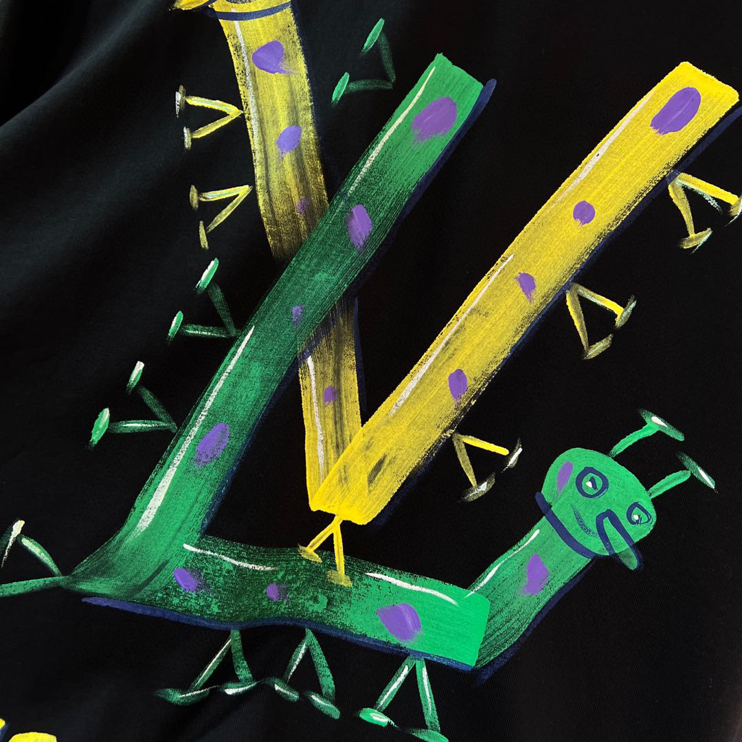 💰100。  LV 2025春夏新款首发专柜最新款短袖圆领T恤 高端订制 设计前卫时尚！品牌logo重工艺设计 高端定制面料.手感柔软.穿着舒适.专柜级别精致车线.做工精细.上身效果无敌帅气！型男必备单品！颜色：黑色。白色。码数：S-3XL（下单请报身高体重）