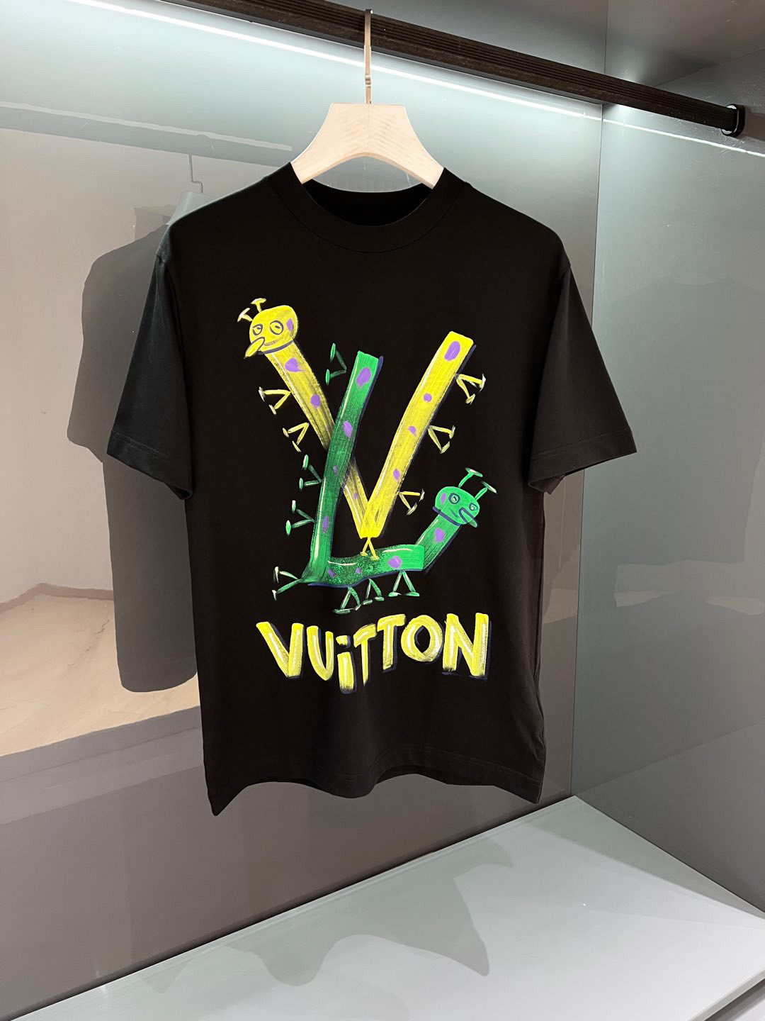💰100。  LV 2025春夏新款首发专柜最新款短袖圆领T恤 高端订制 设计前卫时尚！品牌logo重工艺设计 高端定制面料.手感柔软.穿着舒适.专柜级别精致车线.做工精细.上身效果无敌帅气！型男必备单品！颜色：黑色。白色。码数：S-3XL（下单请报身高体重）