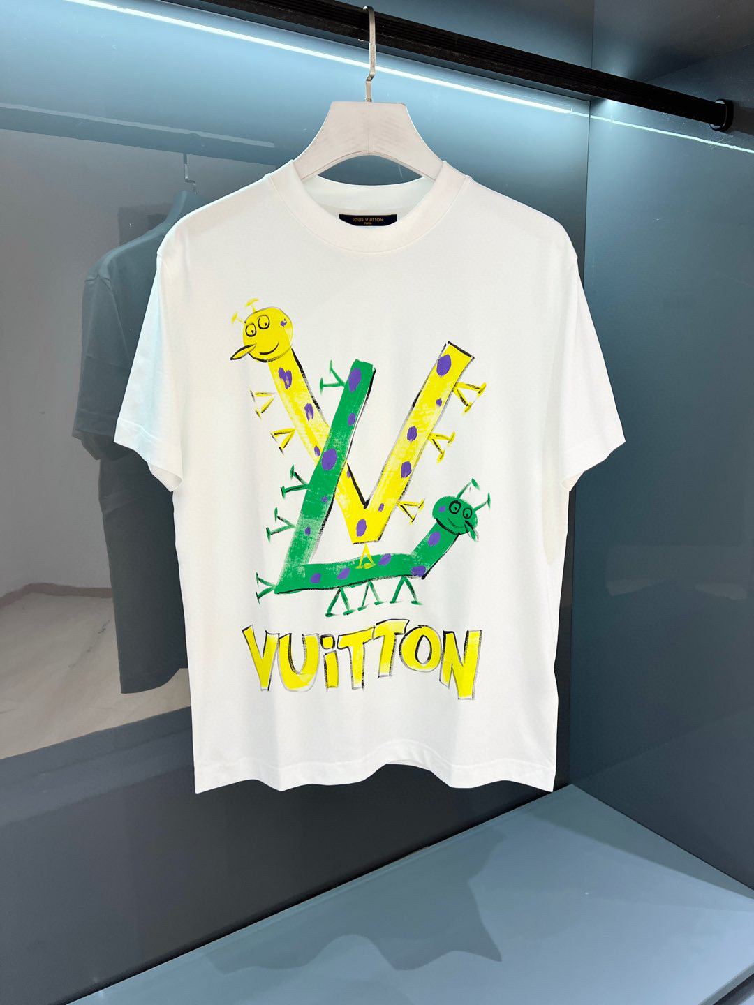 💰100。  LV 2025春夏新款首发专柜最新款短袖圆领T恤 高端订制 设计前卫时尚！品牌logo重工艺设计 高端定制面料.手感柔软.穿着舒适.专柜级别精致车线.做工精细.上身效果无敌帅气！型男必备单品！颜色：黑色。白色。码数：S-3XL（下单请报身高体重）