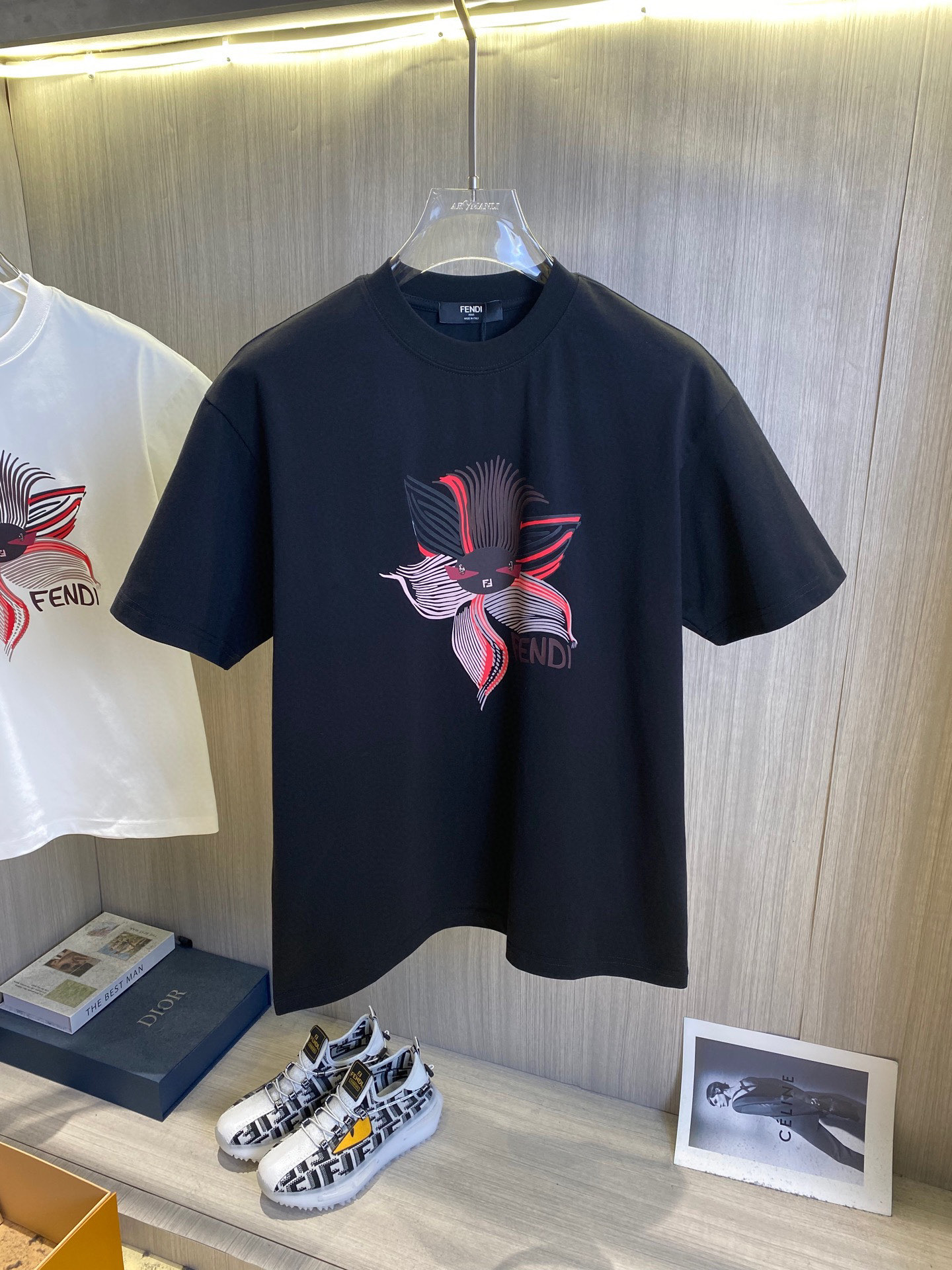 NO:520061,Fendi's new spring and summer new style first-time counter has the latest short-sleeved round-neck T-shirt with high-end customization and avant-garde and fashionable design!  Brand logo emphasizes craftsmanship design, high-end customized fabric, soft feel, comfortable to wear, exquisite counter-level car lines, fine workmanship, and invincible and handsome upper body effect!  A must-have item for handsome men!  Color black. White. Number of code S-3XL (please report height and weight by placing an order), fendi, T-shirt, tees, t-shirt, alexander wang19860909芬迪 2025春夏新款首发专柜最新款短袖圆领T恤 高端订制 设计前卫时尚！品牌logo重工艺设计 高端定制面料.手感柔软.穿着舒适.专柜级别精致车线.做工精细.上身效果无敌帅气！型男必备单品！颜色黑色.白色.码数S-3XL（下单请报身高体重）,,fendi,T-shirt,tees，t-shirt,alexander wang,Men's clothing