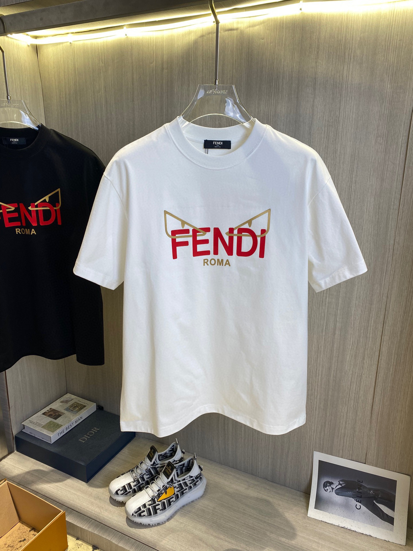 NO:520038,Fendi's new spring and summer new style first-time counter has the latest short-sleeved round-neck T-shirt with high-end customization and avant-garde and fashionable design!  Brand logo emphasizes craftsmanship design, high-end customized fabric, soft feel, comfortable to wear, exquisite counter-level car lines, fine workmanship, and invincible and handsome upper body effect!  A must-have item for handsome men!  Color black. White. Number of code S-3XL (please report height and weight by placing an order), fendi, T-shirt, tees, t-shirt, alexander wang19860909芬迪 2025春夏新款首发专柜最新款短袖圆领T恤 高端订制 设计前卫时尚！品牌logo重工艺设计 高端定制面料.手感柔软.穿着舒适.专柜级别精致车线.做工精细.上身效果无敌帅气！型男必备单品！颜色黑色.白色.码数S-3XL（下单请报身高体重）,,fendi,T-shirt,tees，t-shirt,alexander wang,Men's clothing