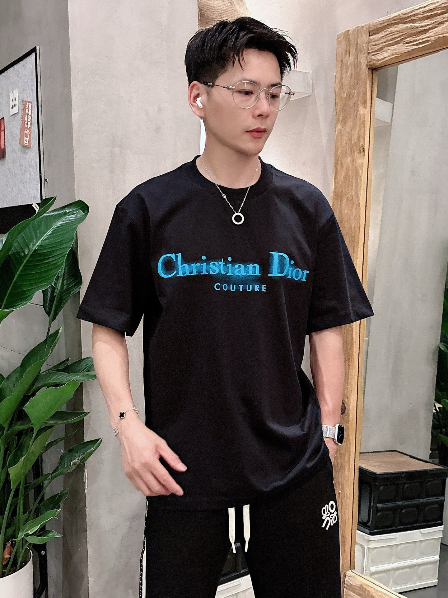 NO:489336,Dior's new spring and summer new style first-time counter has the latest short-sleeved round-neck T-shirt with high-end customization and avant-garde and fashionable design!  Brand logo emphasizes craftsmanship design, high-end customized fabric, soft feel, comfortable to wear, exquisite counter-level car lines, fine workmanship, and invincible and handsome upper body effect!  A must-have item for handsome men!  Color black. White. Number of code S-3XL (please report height and weight by placing an order), dior, T-shirt, tees, t-shirt, alexander wang19860909迪奥 2025春夏新款首发专柜最新款短袖圆领T恤 高端订制 设计前卫时尚！品牌logo重工艺设计 高端定制面料.手感柔软.穿着舒适.专柜级别精致车线.做工精细.上身效果无敌帅气！型男必备单品！颜色黑色.白色.码数S-3XL（下单请报身高体重）,,dior,T-shirt,tees，t-shirt,alexander wang,Men's clothing