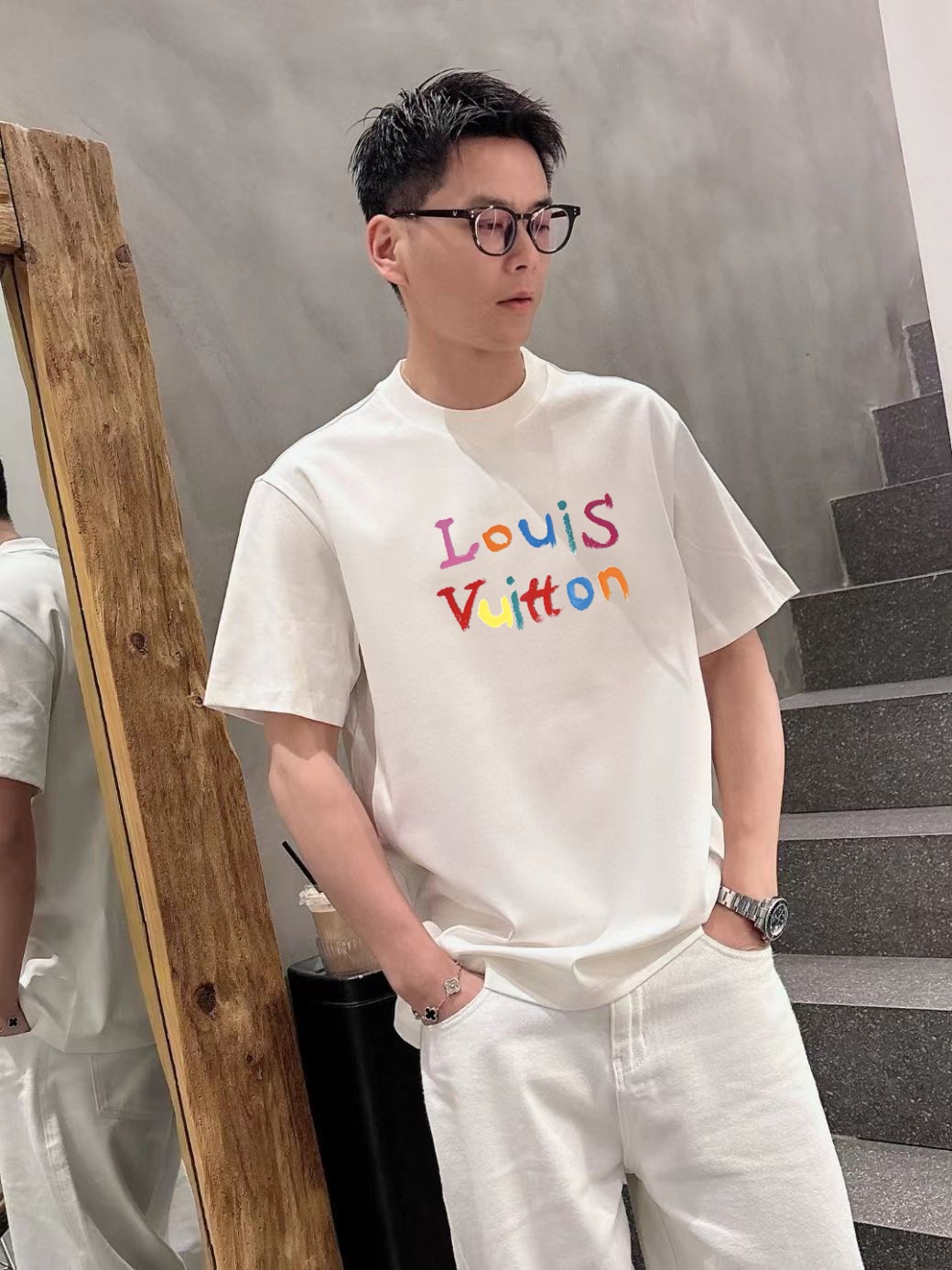 NO:489344,LV2025 spring and summer new style first-time counter latest short-sleeved round-neck T-shirt, high-end customization, avant-garde and fashionable design!  Brand logo emphasizes craftsmanship design, high-end customized fabric, soft feel, comfortable to wear, exquisite counter-level car lines, fine workmanship, and invincible and handsome upper body effect!  A must-have item for handsome men!  Color black. White. Number of code S-3XL (please report height and weight by placing an order), louis vuitton, T-shirt, tees, t-shirt, alexander wang19860909LV2025春夏新款首发专柜最新款短袖圆领T恤 高端订制 设计前卫时尚！品牌logo重工艺设计 高端定制面料.手感柔软.穿着舒适.专柜级别精致车线.做工精细.上身效果无敌帅气！型男必备单品！颜色黑色.白色.码数S-3XL（下单请报身高体重）,,louis vuitton,T-shirt,tees，t-shirt,alexander wang,Men's clothing