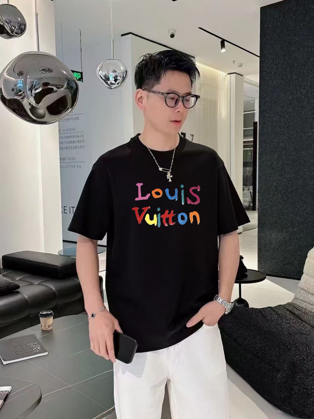 NO:489352,LV 2025 spring and summer new style first-time counter latest short-sleeved round-neck T-shirt, high-end customization, avant-garde and fashionable design!  Brand logo emphasizes craftsmanship design, high-end customized fabric, soft feel, comfortable to wear, exquisite counter-level car lines, fine workmanship, and invincible and handsome upper body effect!  A must-have item for handsome men!  Color black. White. Number of code S-3XL (please report height and weight by placing an order), louis vuitton, T-shirt, tees, t-shirt, alexander wang19860909LV 2025春夏新款首发专柜最新款短袖圆领T恤 高端订制 设计前卫时尚！品牌logo重工艺设计 高端定制面料.手感柔软.穿着舒适.专柜级别精致车线.做工精细.上身效果无敌帅气！型男必备单品！颜色黑色.白色.码数S-3XL（下单请报身高体重）,,louis vuitton,T-shirt,tees，t-shirt,alexander wang,Men's clothing