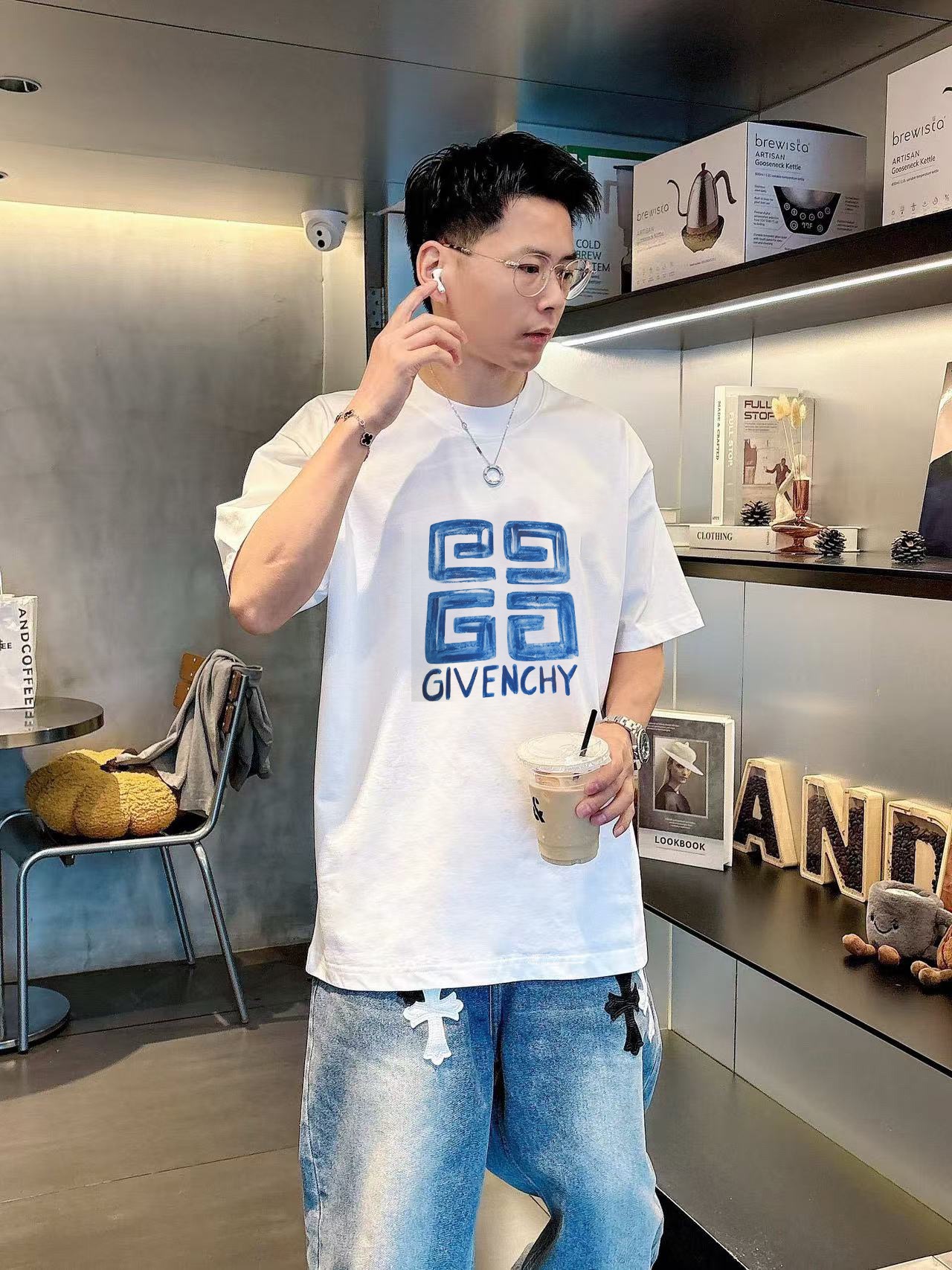 NO:489293,Givenchy's new spring and summer new style in the first counter, the latest short-sleeved round-neck T-shirt, high-end customization, avant-garde and fashionable design!  Brand logo emphasizes craftsmanship design, high-end customized fabric, soft feel, comfortable to wear, exquisite counter-level car lines, fine workmanship, and invincible and handsome upper body effect!  A must-have item for handsome men!  Color black. White. Number of code S-3XL (please report height and weight by placing an order), given, T-shirt, tees, t-shirt, alexander wang19860909纪梵希 2025春夏新款首发专柜最新款短袖圆领T恤 高端订制 设计前卫时尚！品牌logo重工艺设计 高端定制面料.手感柔软.穿着舒适.专柜级别精致车线.做工精细.上身效果无敌帅气！型男必备单品！颜色黑色.白色.码数S-3XL（下单请报身高体重）,,givenchy,T-shirt,tees，t-shirt,alexander wang,Men's clothing