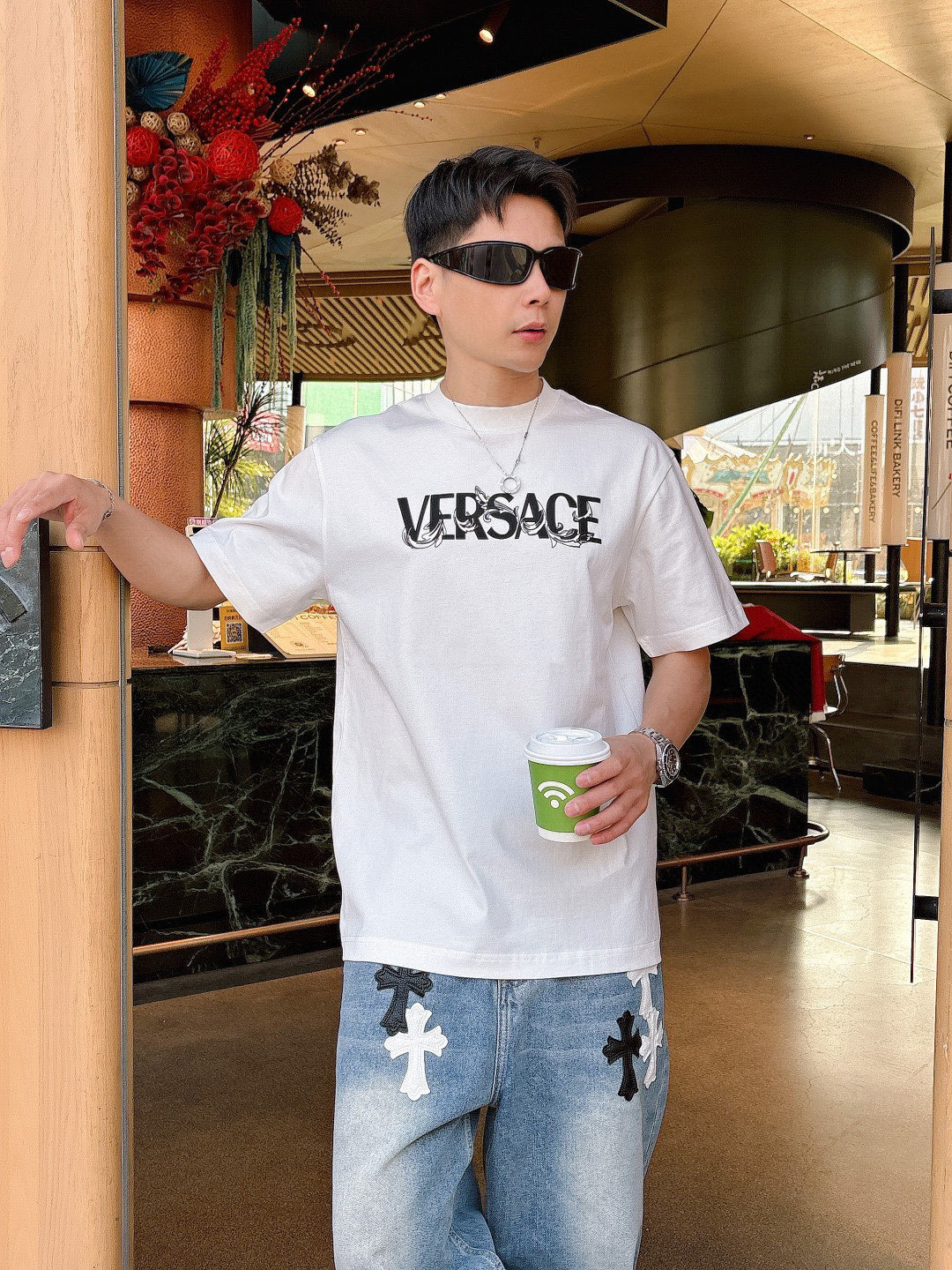 NO:489306,Versace's new spring and summer new model of the first counter is the latest short-sleeved round-neck T-shirt with high-end customization and avant-garde and fashionable design!  Brand logo emphasizes craftsmanship design, high-end customized fabric, soft feel, comfortable to wear, exquisite counter-level car lines, fine workmanship, and invincible and handsome upper body effect!  A must-have item for handsome men!  Color black. White. Number of code S-3XL (please report height and weight by placing an order), versace, T-shirt, tees, t-shirt, alexander wang19860909范思哲 2025春夏新款首发专柜最新款短袖圆领T恤 高端订制 设计前卫时尚！品牌logo重工艺设计 高端定制面料.手感柔软.穿着舒适.专柜级别精致车线.做工精细.上身效果无敌帅气！型男必备单品！颜色黑色.白色.码数S-3XL（下单请报身高体重）,,versace,T-shirt,tees，t-shirt,alexander wang,Men's clothing