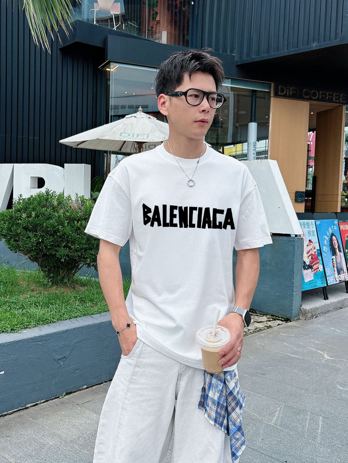 NO:489315,Balenciaga 2025 spring and summer new first-time counter latest short-sleeved round-neck T-shirt, high-end customization, avant-garde and fashionable design!  Brand logo emphasizes craftsmanship design, high-end customized fabric, soft feel, comfortable to wear, exquisite counter-level car lines, fine workmanship, and invincible and handsome upper body effect!  A must-have item for handsome men!  Color black. White. Number of code S-3XL (please report height and weight by placing an order), ,balenciaga, T-shirt,tees, t-shirt,alexander wang19860909巴黎世家 2025春夏新款首发专柜最新款短袖圆领T恤 高端订制 设计前卫时尚！品牌logo重工艺设计 高端定制面料.手感柔软.穿着舒适.专柜级别精致车线.做工精细.上身效果无敌帅气！型男必备单品！颜色黑色.白色.码数S-3XL（下单请报身高体重）,,balenciaga,T-shirt,tees，t-shirt,alexander wang,Men's clothing