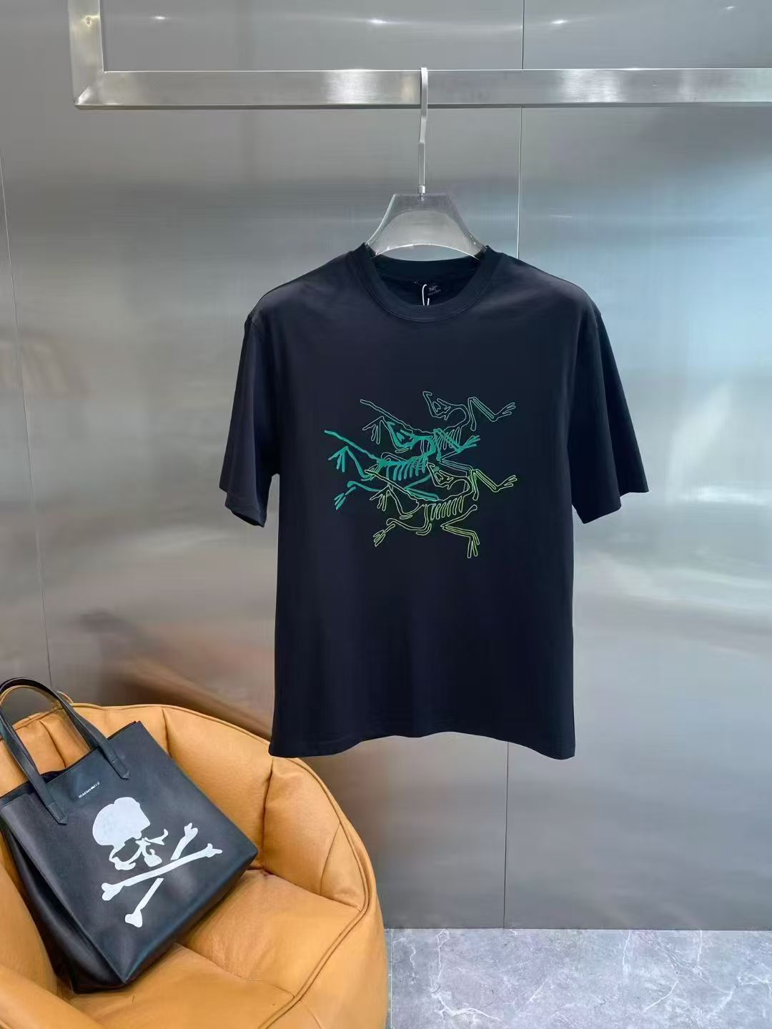 NO:520041,Archaeopteryx 2025 spring and summer new style first-time counter latest short-sleeved round-neck T-shirt, high-end customization, avant-garde and fashionable design!  Brand logo emphasizes craftsmanship design, high-end customized fabric, soft feel, comfortable to wear, exquisite counter-level car lines, fine workmanship, and invincible and handsome upper body effect!  A must-have item for handsome men!  Color black. White. Number of code S-3XL (please report height and weight by placing an order), arc'teryx, T-shirt,tees, t-shirt,alexander wang19860909始祖鸟 2025春夏新款首发专柜最新款短袖圆领T恤 高端订制 设计前卫时尚！品牌logo重工艺设计 高端定制面料.手感柔软.穿着舒适.专柜级别精致车线.做工精细.上身效果无敌帅气！型男必备单品！颜色黑色.白色.码数S-3XL（下单请报身高体重）,arc'teryx,T-shirt,tees，t-shirt,alexander wang,Men's clothing