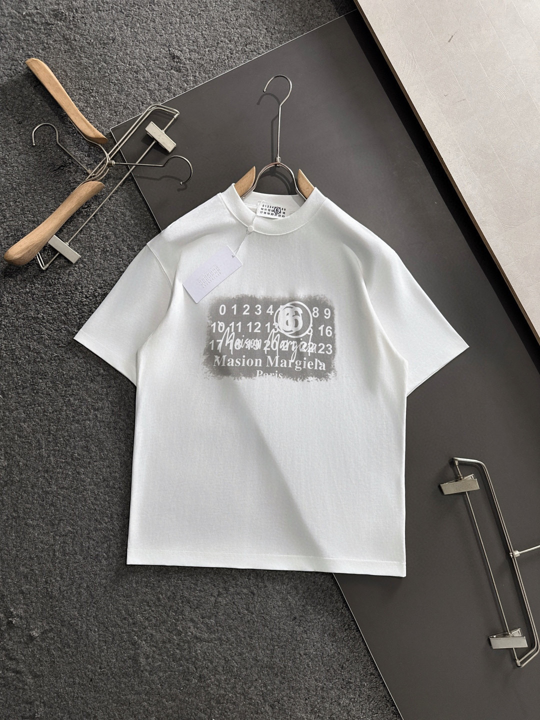 NO:489297,Majila's new spring and summer new style first-time counter has the latest short-sleeved round-neck T-shirt with high-end customization and avant-garde and fashionable design!  Brand logo emphasizes craftsmanship design, high-end customized fabric, soft feel, comfortable to wear, exquisite counter-level car lines, fine workmanship, and invincible and handsome upper body effect!  A must-have item for handsome men!  Color black. White. Number of code S-3XL (please report height and weight by placing an order),,masion margiela,T-shirt,tees,t-shirt,alexander wang19860909马吉拉 2025春夏新款首发专柜最新款短袖圆领T恤 高端订制 设计前卫时尚！品牌logo重工艺设计 高端定制面料.手感柔软.穿着舒适.专柜级别精致车线.做工精细.上身效果无敌帅气！型男必备单品！颜色黑色.白色.码数S-3XL（下单请报身高体重）,,masion margiela,T-shirt,tees，t-shirt,alexander wang,Men's clothing