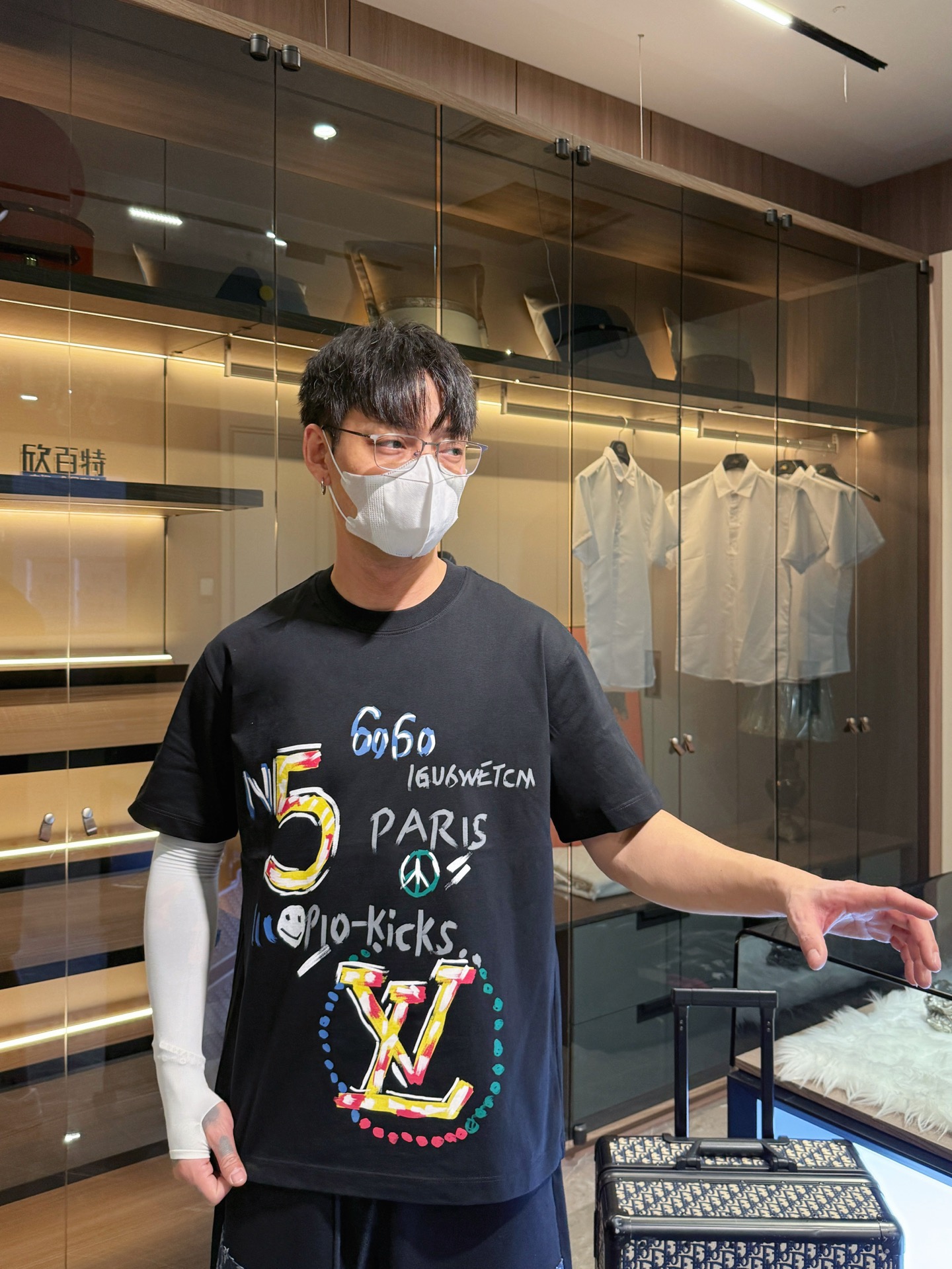 NO:520050,LV 2025 spring and summer new style first-time counter latest short-sleeved round-neck T-shirt, high-end customization, avant-garde and fashionable design!  Brand logo emphasizes craftsmanship design, high-end customized fabric, soft feel, comfortable to wear, exquisite counter-level car lines, fine workmanship, and invincible and handsome upper body effect!  A must-have item for handsome men!  Color black. White. Number of code S-3XL (please report height and weight by placing an order), louis vuitton, T-shirt, tees, t-shirt, alexander wang19860909LV 2025春夏新款首发专柜最新款短袖圆领T恤 高端订制 设计前卫时尚！品牌logo重工艺设计 高端定制面料.手感柔软.穿着舒适.专柜级别精致车线.做工精细.上身效果无敌帅气！型男必备单品！颜色黑色.白色.码数S-3XL（下单请报身高体重）,,louis vuitton,T-shirt,tees，t-shirt,alexander wang,Men's clothing