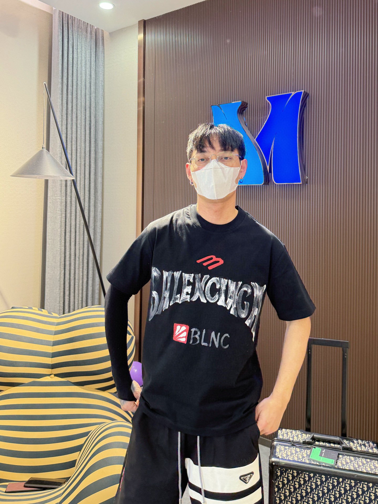 NO:520053,Balenciaga 2025 spring and summer new first-time counter latest short-sleeved round-neck T-shirt, high-end customization, avant-garde and fashionable design!  Brand logo emphasizes craftsmanship design, high-end customized fabric, soft feel, comfortable to wear, exquisite counter-level car lines, fine workmanship, and invincible and handsome upper body effect!  A must-have item for handsome men!  Color black. White. Number of code S-3XL (please report height and weight by placing an order), ,balenciaga, T-shirt,tees, t-shirt,alexander wang19860909巴黎世家 2025春夏新款首发专柜最新款短袖圆领T恤 高端订制 设计前卫时尚！品牌logo重工艺设计 高端定制面料.手感柔软.穿着舒适.专柜级别精致车线.做工精细.上身效果无敌帅气！型男必备单品！颜色黑色.白色.码数S-3XL（下单请报身高体重）,,balenciaga,T-shirt,tees，t-shirt,alexander wang,Men's clothing