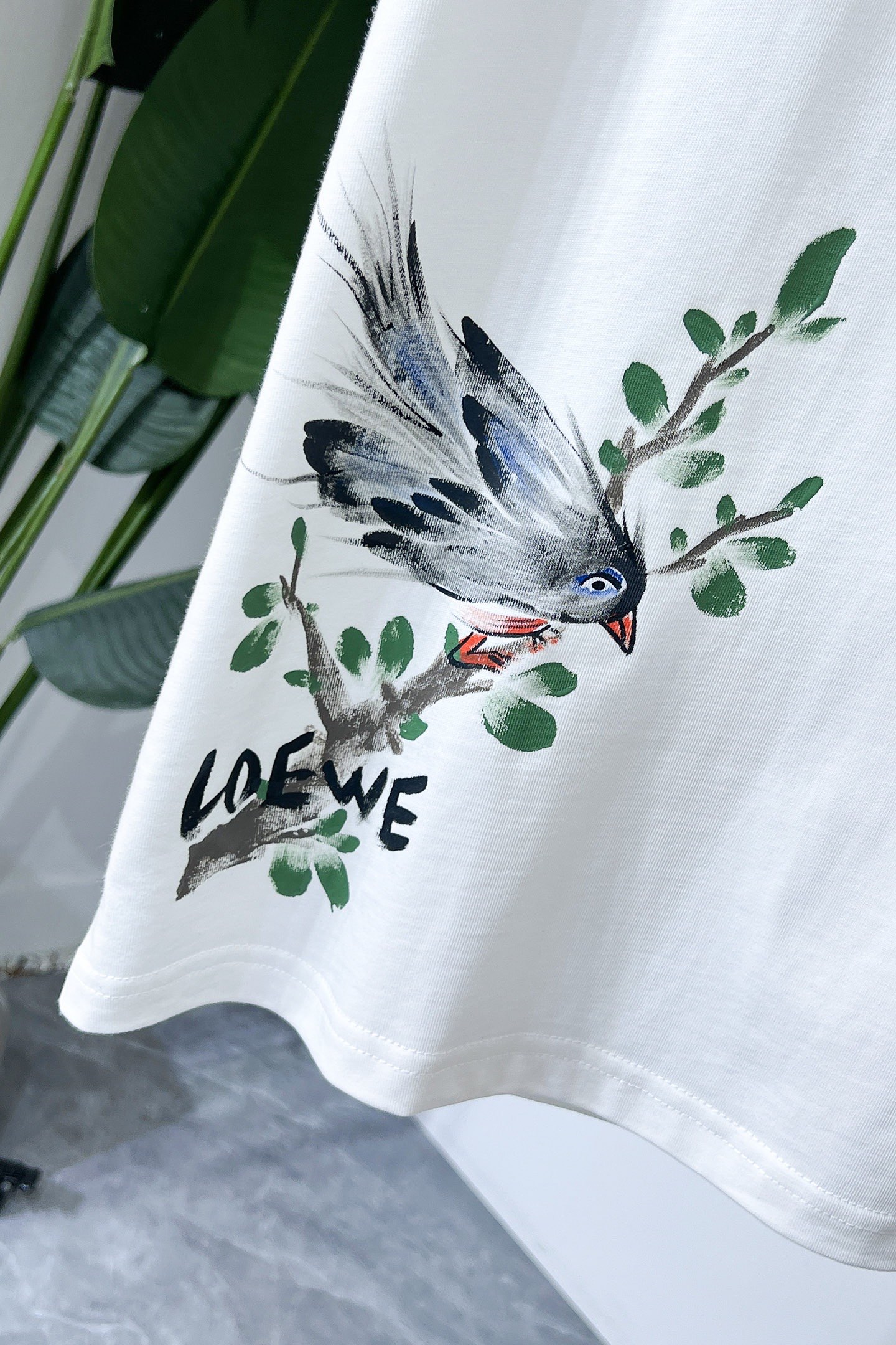 💰100。  Loewe 2025春夏新款首发专柜最新款短袖圆领T恤 高端订制 设计前卫时尚！品牌logo重工艺设计 高端定制面料.手感柔软.穿着舒适.专柜级别精致车线.做工精细.上身效果无敌帅气！型男必备单品！颜色：黑色。白色。码数：S-3XL（下单请报身高体重）