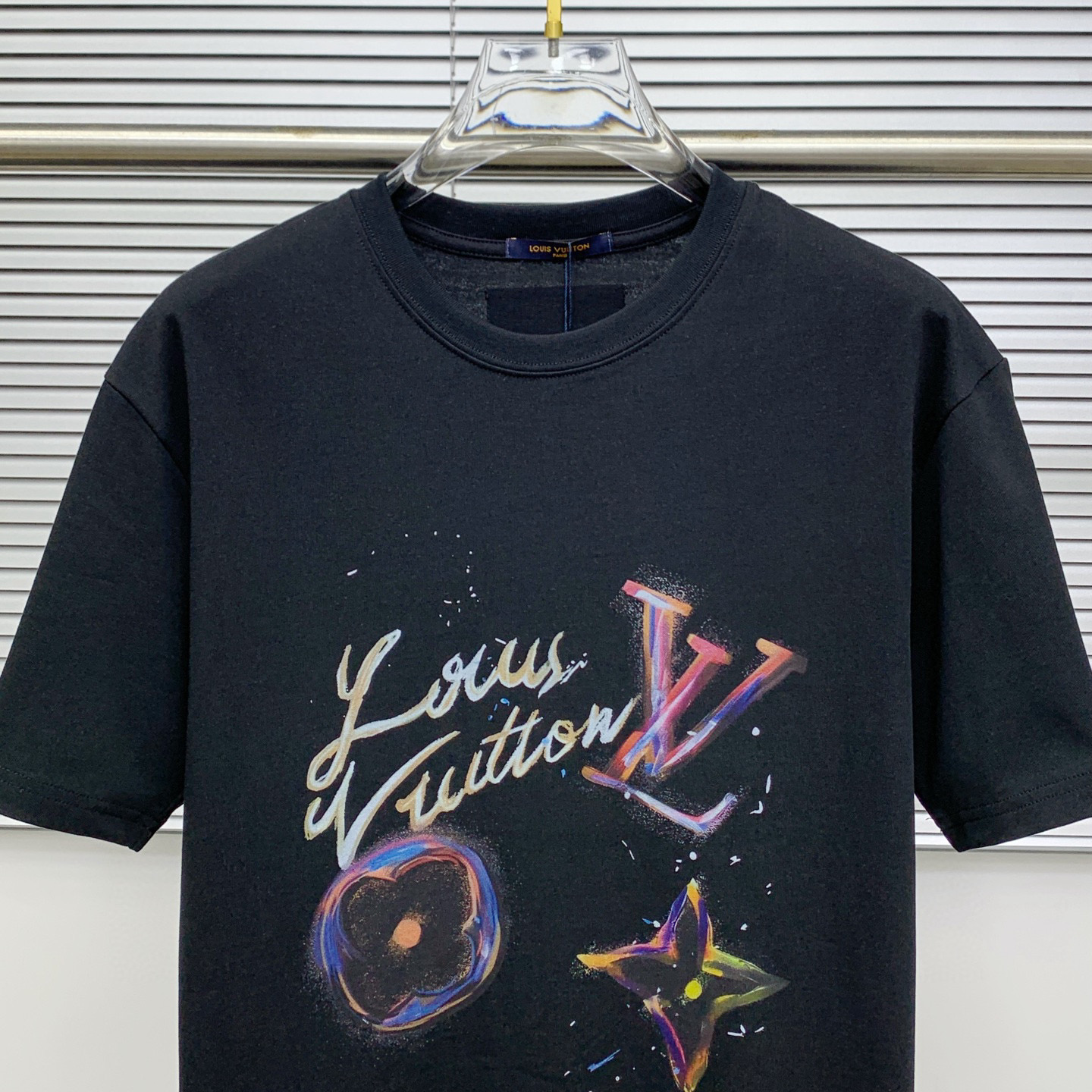 💰100。  LV 2025春夏新款首发专柜最新款短袖圆领T恤 高端订制 设计前卫时尚！品牌logo重工艺设计 高端定制面料.手感柔软.穿着舒适.专柜级别精致车线.做工精细.上身效果无敌帅气！型男必备单品！颜色：黑色。白色。码数：S-3XL（下单请报身高体重）