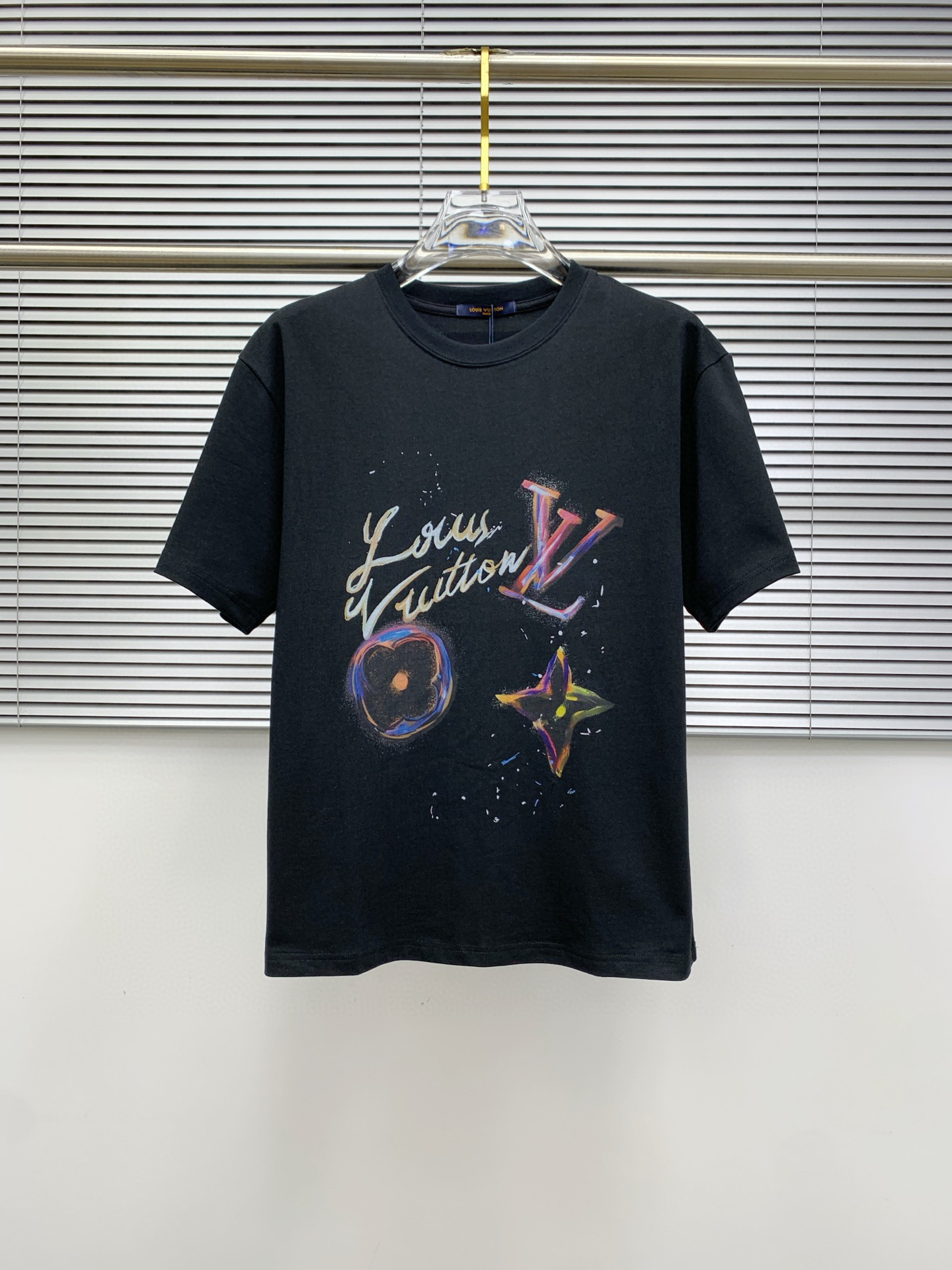 💰100。  LV 2025春夏新款首发专柜最新款短袖圆领T恤 高端订制 设计前卫时尚！品牌logo重工艺设计 高端定制面料.手感柔软.穿着舒适.专柜级别精致车线.做工精细.上身效果无敌帅气！型男必备单品！颜色：黑色。白色。码数：S-3XL（下单请报身高体重）