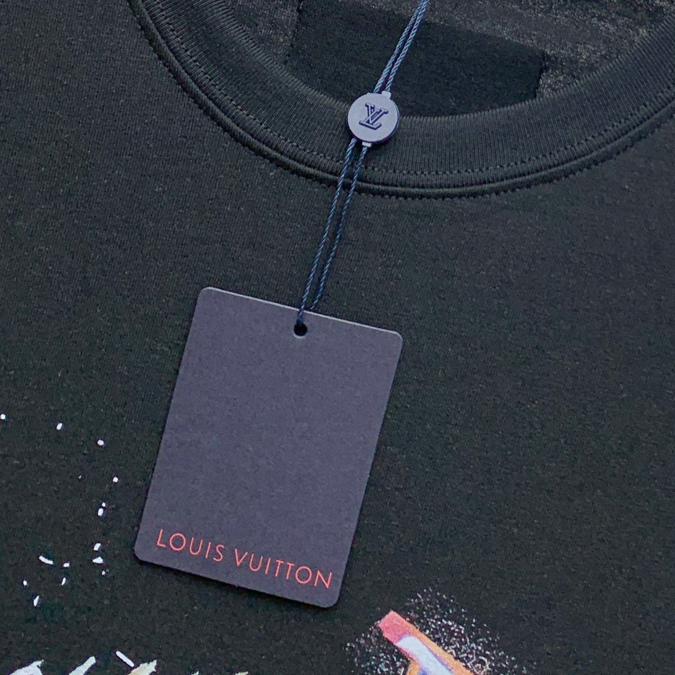 💰100。  LV 2025春夏新款首发专柜最新款短袖圆领T恤 高端订制 设计前卫时尚！品牌logo重工艺设计 高端定制面料.手感柔软.穿着舒适.专柜级别精致车线.做工精细.上身效果无敌帅气！型男必备单品！颜色：黑色。白色。码数：S-3XL（下单请报身高体重）