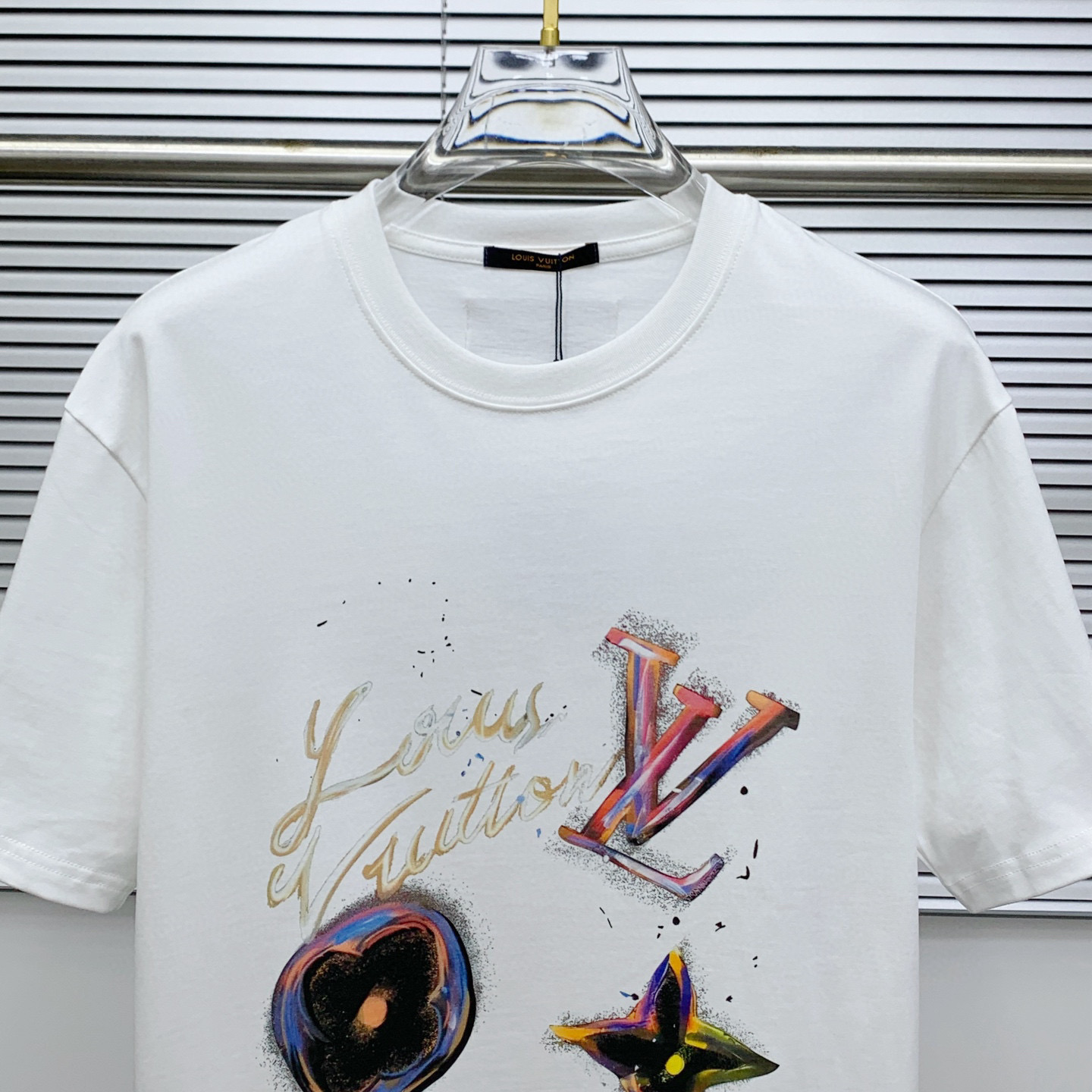 💰100。  LV 2025春夏新款首发专柜最新款短袖圆领T恤 高端订制 设计前卫时尚！品牌logo重工艺设计 高端定制面料.手感柔软.穿着舒适.专柜级别精致车线.做工精细.上身效果无敌帅气！型男必备单品！颜色：黑色。白色。码数：S-3XL（下单请报身高体重）