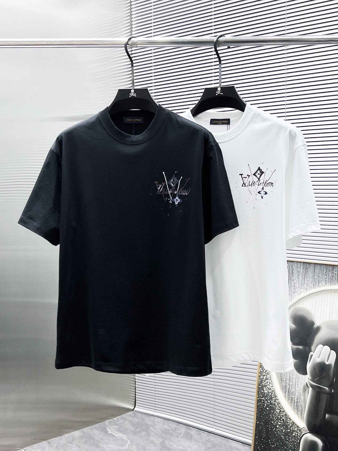 💰100。  LV 2025春夏新款首发专柜最新款短袖圆领T恤 高端订制 设计前卫时尚！品牌logo重工艺设计 高端定制面料.手感柔软.穿着舒适.专柜级别精致车线.做工精细.上身效果无敌帅气！型男必备单品！颜色：黑色。白色。码数：S-3XL（下单请报身高体重）