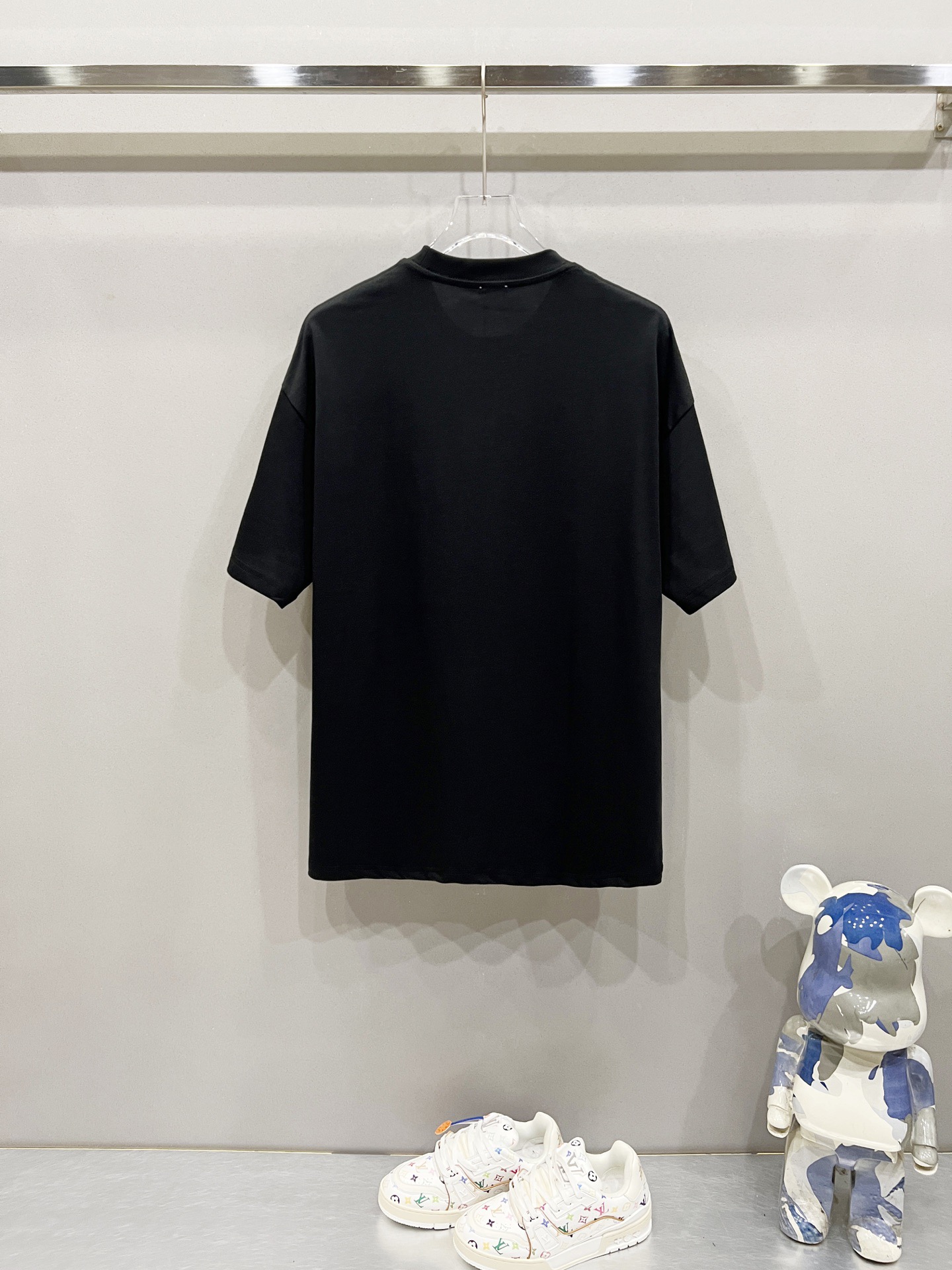 💰100。  Loewe 2025春夏新款首发专柜最新款短袖圆领T恤 高端订制 设计前卫时尚！品牌logo重工艺设计 高端定制面料.手感柔软.穿着舒适.专柜级别精致车线.做工精细.上身效果无敌帅气！型男必备单品！颜色：黑色。白色。码数：S-3XL（下单请报身高体重）