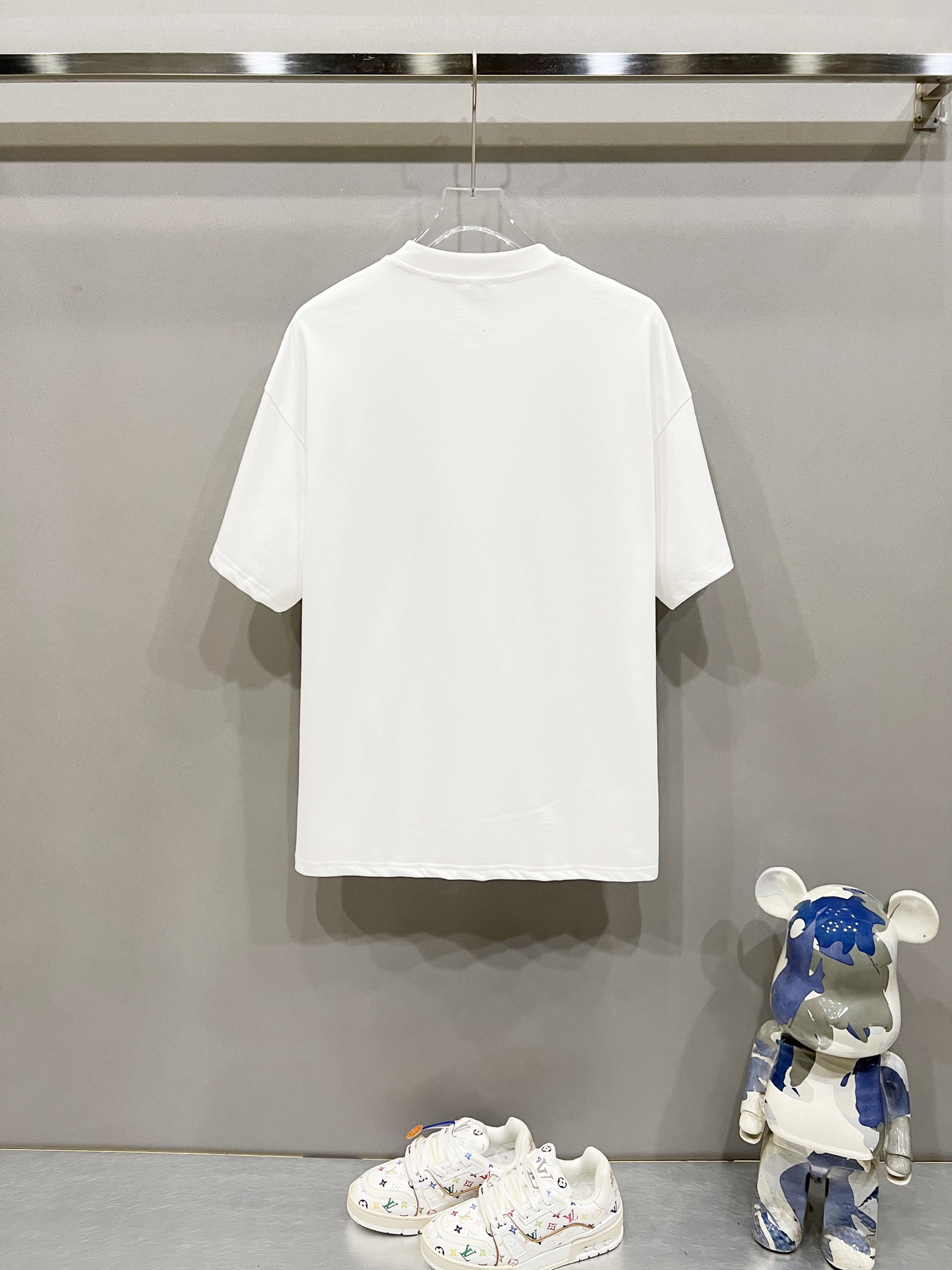 💰100。  Loewe 2025春夏新款首发专柜最新款短袖圆领T恤 高端订制 设计前卫时尚！品牌logo重工艺设计 高端定制面料.手感柔软.穿着舒适.专柜级别精致车线.做工精细.上身效果无敌帅气！型男必备单品！颜色：黑色。白色。码数：S-3XL（下单请报身高体重）