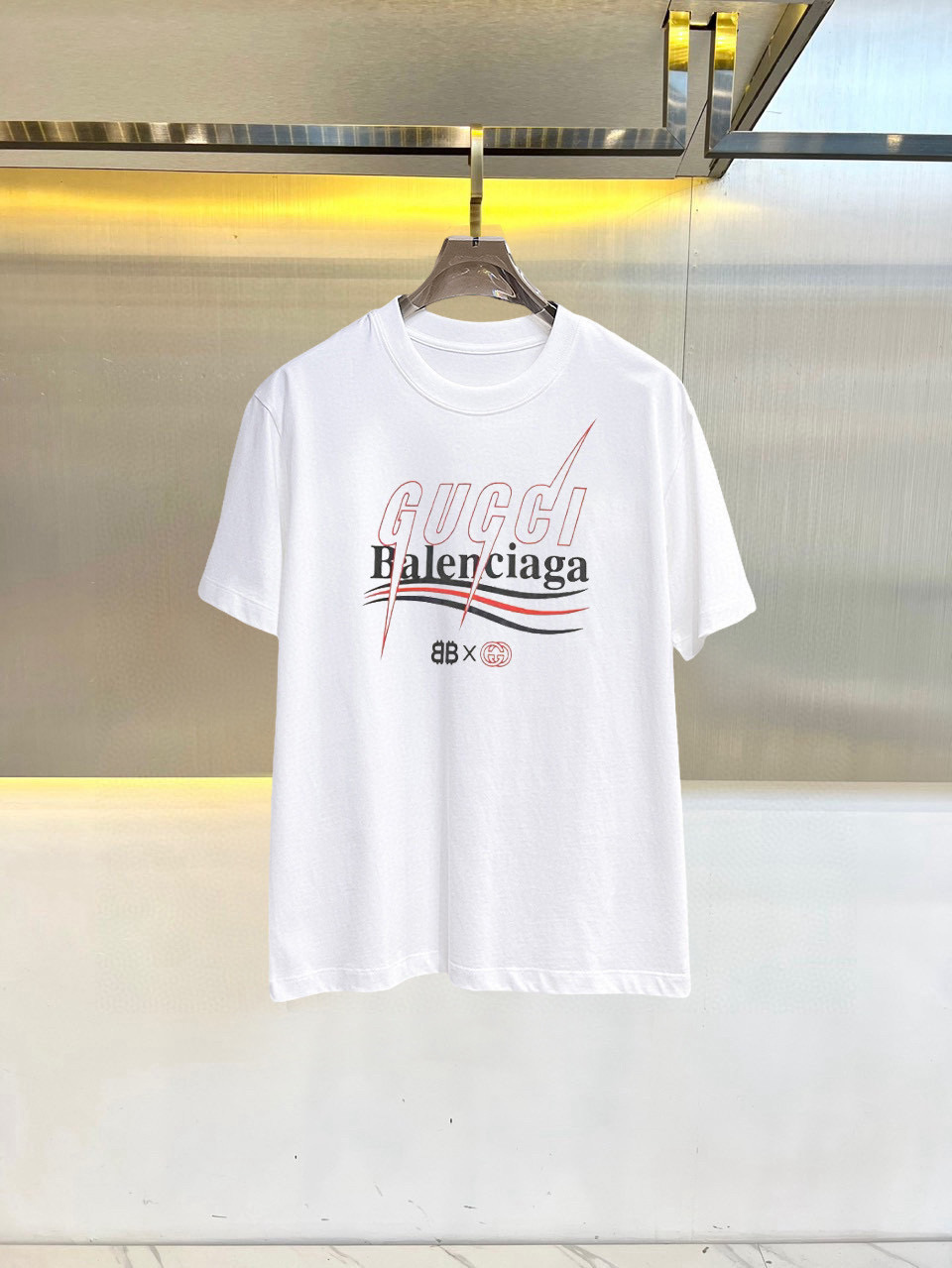 NO:518832,GUCCI high-end fabric 2025 spring and summer new product is launched in the market for classic round neck short-sleeved fashion item design, more fashionable and comfortable, high-standard customization, very stylish upper body, very delicate texture, exquisite details and exquisite craftsmanship, extremely shaping item, suitable for any fashion, super good style, a must-have item for trendy men Size S-3XL 'The style is too large, please report height and weight to place an order' Color black, white, gucci, T-shirt, alexander wang19860909GUCCI 高定面料 2025春夏新品上市时尚经典圆领短袖时尚单品设计,更加时尚舒适,高标准定制,上身非常有型,质感非常细腻,细节工艺精湛考究,塑造性极高的一款单品,适合任何时装都可以搭配,版型超级好 潮男必备单品 尺码S-3XL《版型偏大 ,下单请报身高体重》 颜色黑,白,,gucci,T-shirt,alexander wang,Men's clothing