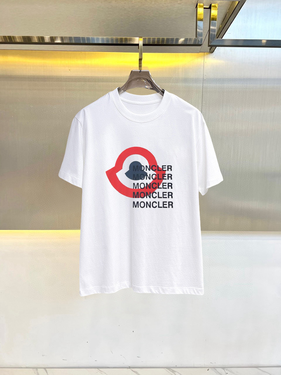 NO:518834,Moncler high-end fabric 2025 spring and summer new product is launched in the market for fashionable classic round neck short-sleeved fashion item design, more fashionable and comfortable, high-standard customization, very stylish upper body, very delicate texture, exquisite details and exquisite craftsmanship, extremely shaping item, suitable for any fashion, super good style, a must-have item for trendy men Size S-3XL 'The style is too large, please report height and weight to place an order' Black, white, T-shirt, alexander wang19860909Moncler 高定面料 2025春夏新品上市时尚经典圆领短袖时尚单品设计,更加时尚舒适,高标准定制,上身非常有型,质感非常细腻,细节工艺精湛考究,塑造性极高的一款单品,适合任何时装都可以搭配,版型超级好 潮男必备单品 尺码S-3XL《版型偏大 ,下单请报身高体重》 颜色黑,白,,T-shirt,alexander wang,Men's clothing