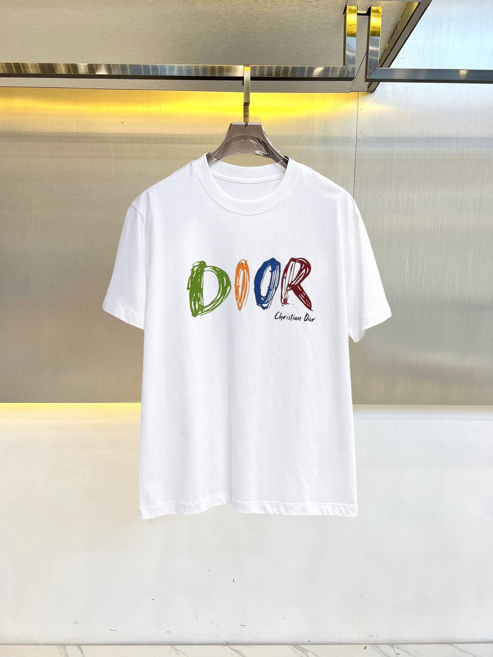 NO:518836,Dior high-end fabric 2025 spring and summer new product is launched in the market for classic round neck short-sleeved fashion item design, more fashionable and comfortable, high-standard customization, very stylish upper body, very delicate texture, exquisite details and exquisite craftsmanship, extremely shaping item, suitable for any fashion, super good style, a must-have item for trendy men Size S-3XL 'The style is too large, please report height and weight to place an order' Color black, white, dior, T-shirt, alexander wang19860909Dior 高定面料 2025春夏新品上市时尚经典圆领短袖时尚单品设计,更加时尚舒适,高标准定制,上身非常有型,质感非常细腻,细节工艺精湛考究,塑造性极高的一款单品,适合任何时装都可以搭配,版型超级好 潮男必备单品 尺码S-3XL《版型偏大 ,下单请报身高体重》 颜色黑,白,,dior,T-shirt,alexander wang,Men's clothing