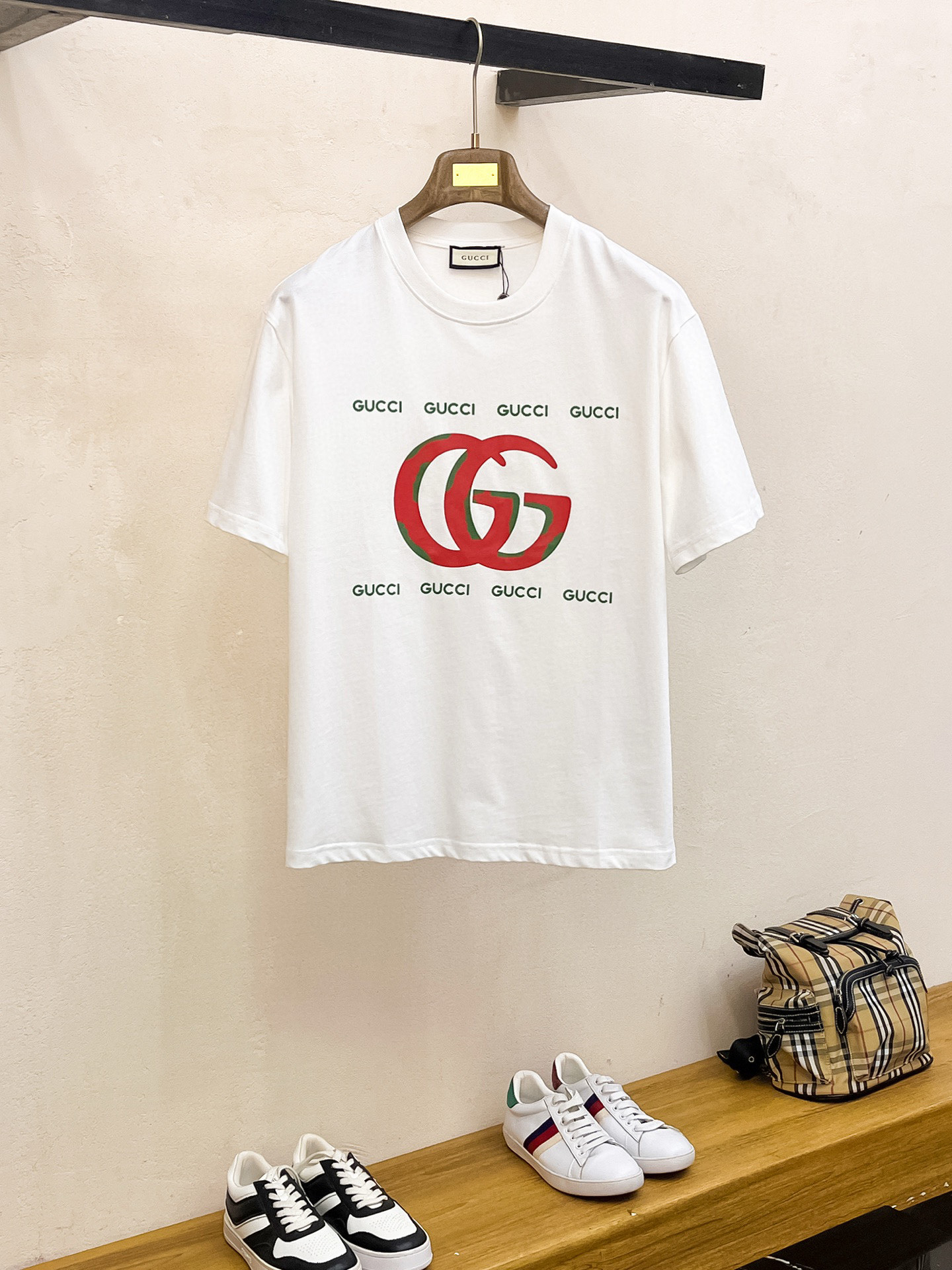 NO:518802,GUCCI high-end fabric 2025 spring and summer new product is launched in the market for classic round neck short-sleeved fashion item design, more fashionable and comfortable, high-standard customization, very stylish upper body, very delicate texture, exquisite details and exquisite craftsmanship, extremely shaping item, suitable for any fashion, super good style, a must-have item for trendy men Size S-3XL 'The style is too large, please report height and weight to place an order' Color black, white, gucci, T-shirt, alexander wang19860909GUCCI 高定面料 2025春夏新品上市时尚经典圆领短袖时尚单品设计,更加时尚舒适,高标准定制,上身非常有型,质感非常细腻,细节工艺精湛考究,塑造性极高的一款单品,适合任何时装都可以搭配,版型超级好 潮男必备单品 尺码S-3XL《版型偏大 ,下单请报身高体重》 颜色黑,白,,gucci,T-shirt,alexander wang,Men's clothing