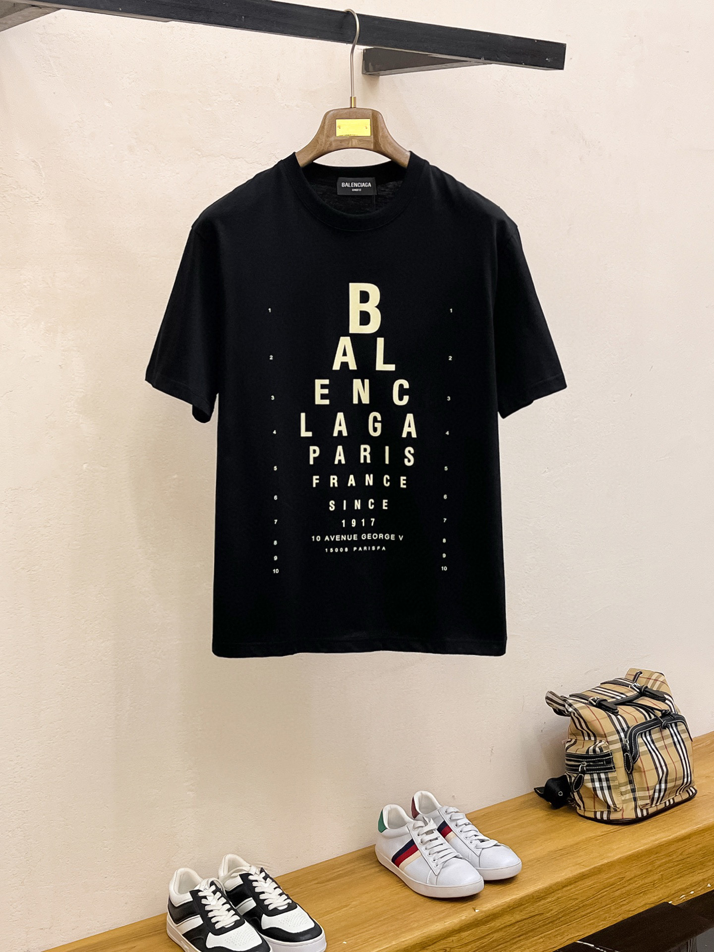 NO:518805,Balenciaga high-end fabric 2025 spring and summer new products are available for sale in fashion classic round neck short-sleeved fashion item design, more fashionable and comfortable, high-standard customization, very stylish upper body, very delicate texture, exquisite details and exquisite craftsmanship, extremely shaping item, suitable for any fashion, super good style, a must-have item for trendy men Size S-3XL 'The style is too large, please report height and weight to place an order' Black, white, balenciaga, T-shirt, alexander wang19860909巴黎世家 高定面料 2025春夏新品上市时尚经典圆领短袖时尚单品设计,更加时尚舒适,高标准定制,上身非常有型,质感非常细腻,细节工艺精湛考究,塑造性极高的一款单品,适合任何时装都可以搭配,版型超级好 潮男必备单品 尺码S-3XL《版型偏大 ,下单请报身高体重》 颜色黑,白,,balenciaga,T-shirt,alexander wang,Men's clothing