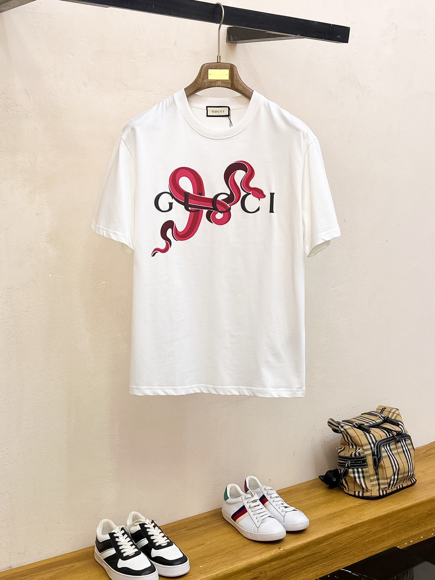 NO:518808,GUCCI high-end fabric 2025 spring and summer new product is launched in the market for classic round neck short-sleeved fashion item design, more fashionable and comfortable, high-standard customization, very stylish upper body, very delicate texture, exquisite details and exquisite craftsmanship, extremely shaping item, suitable for any fashion, super good style, a must-have item for trendy men Size S-3XL 'The style is too large, please report height and weight to place an order' Color black, white, gucci, T-shirt, alexander wang19860909GUCCI 高定面料 2025春夏新品上市时尚经典圆领短袖时尚单品设计,更加时尚舒适,高标准定制,上身非常有型,质感非常细腻,细节工艺精湛考究,塑造性极高的一款单品,适合任何时装都可以搭配,版型超级好 潮男必备单品 尺码S-3XL《版型偏大 ,下单请报身高体重》 颜色黑,白,,gucci,T-shirt,alexander wang,Men's clothing