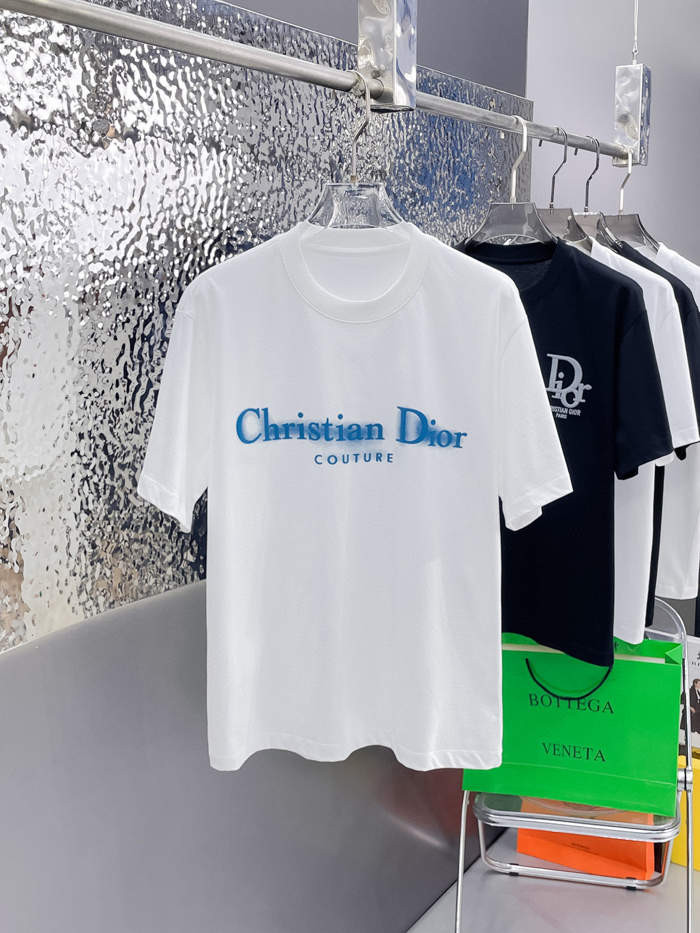 NO:518811,Dior high-end fabric 2025 spring and summer new product is launched in the market for classic round neck short-sleeved fashion item design, more fashionable and comfortable, high-standard customization, very stylish upper body, very delicate texture, exquisite details and exquisite craftsmanship, extremely shaping item, suitable for any fashion, super good style, a must-have item for trendy men Size S-3XL 'The style is too large, please report height and weight to place an order' Color black, white, dior, T-shirt, alexander wang19860909Dior 高定面料 2025春夏新品上市时尚经典圆领短袖时尚单品设计,更加时尚舒适,高标准定制,上身非常有型,质感非常细腻,细节工艺精湛考究,塑造性极高的一款单品,适合任何时装都可以搭配,版型超级好 潮男必备单品 尺码S-3XL《版型偏大 ,下单请报身高体重》 颜色黑,白,,dior,T-shirt,alexander wang,Men's clothing