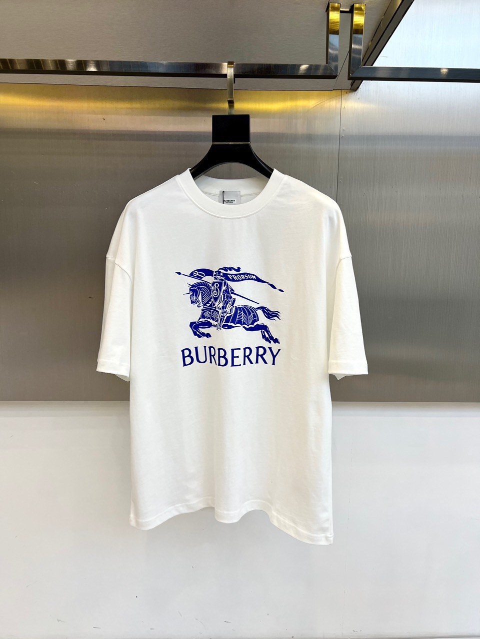 NO:518838,Burberry high-end fabric 2025 spring and summer new product is launched in the market for classic round neck short-sleeved fashion item design, more fashionable and comfortable, high-standard customization, very stylish upper body, very delicate texture, exquisite details and exquisite craftsmanship, extremely shaping item, suitable for any fashion, super good style, a must-have item for trendy men Size S-3XL 'The style is too large, please report height and weight to place an order' Black, white, burberry, T-shirt, alexander wang19860909Burberry 高定面料 2025春夏新品上市时尚经典圆领短袖时尚单品设计,更加时尚舒适,高标准定制,上身非常有型,质感非常细腻,细节工艺精湛考究,塑造性极高的一款单品,适合任何时装都可以搭配,版型超级好 潮男必备单品 尺码S-3XL《版型偏大 ,下单请报身高体重》 颜色黑,白,,burberry,T-shirt,alexander wang,Men's clothing