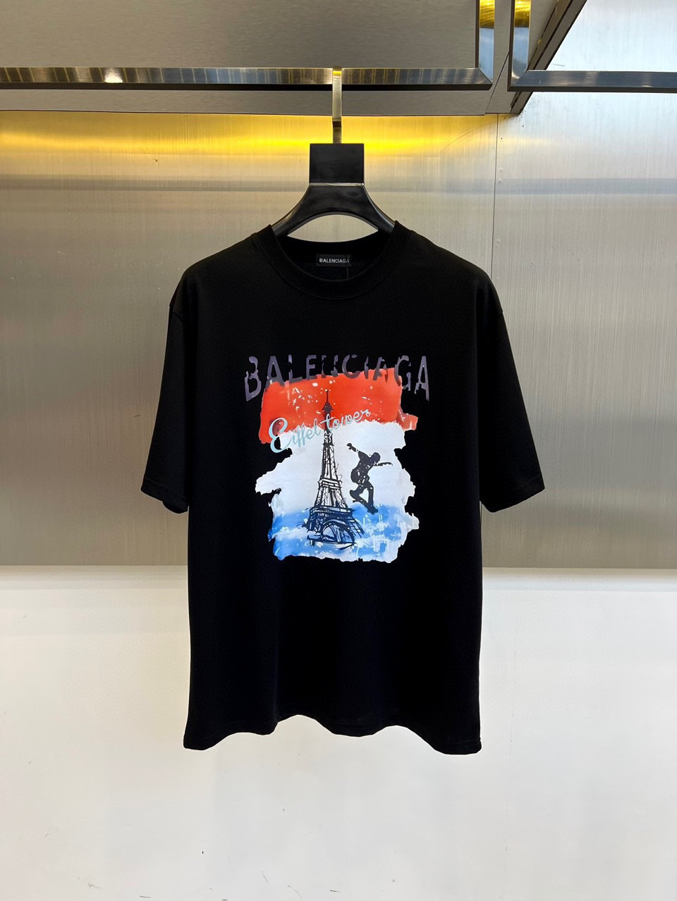 NO:518840,Balenciaga high-end fabric 2025 spring and summer new products are available for sale in fashion classic round neck short-sleeved fashion item design, more fashionable and comfortable, high-standard customization, very stylish upper body, very delicate texture, exquisite details and exquisite craftsmanship, extremely shaping item, suitable for any fashion, super good style, a must-have item for trendy men Size S-3XL 'The style is too large, please report height and weight to place an order' Black, white, balenciaga, T-shirt, alexander wang19860909巴黎世家 高定面料 2025春夏新品上市时尚经典圆领短袖时尚单品设计,更加时尚舒适,高标准定制,上身非常有型,质感非常细腻,细节工艺精湛考究,塑造性极高的一款单品,适合任何时装都可以搭配,版型超级好 潮男必备单品 尺码S-3XL《版型偏大 ,下单请报身高体重》 颜色黑,白,,balenciaga,T-shirt,alexander wang,Men's clothing