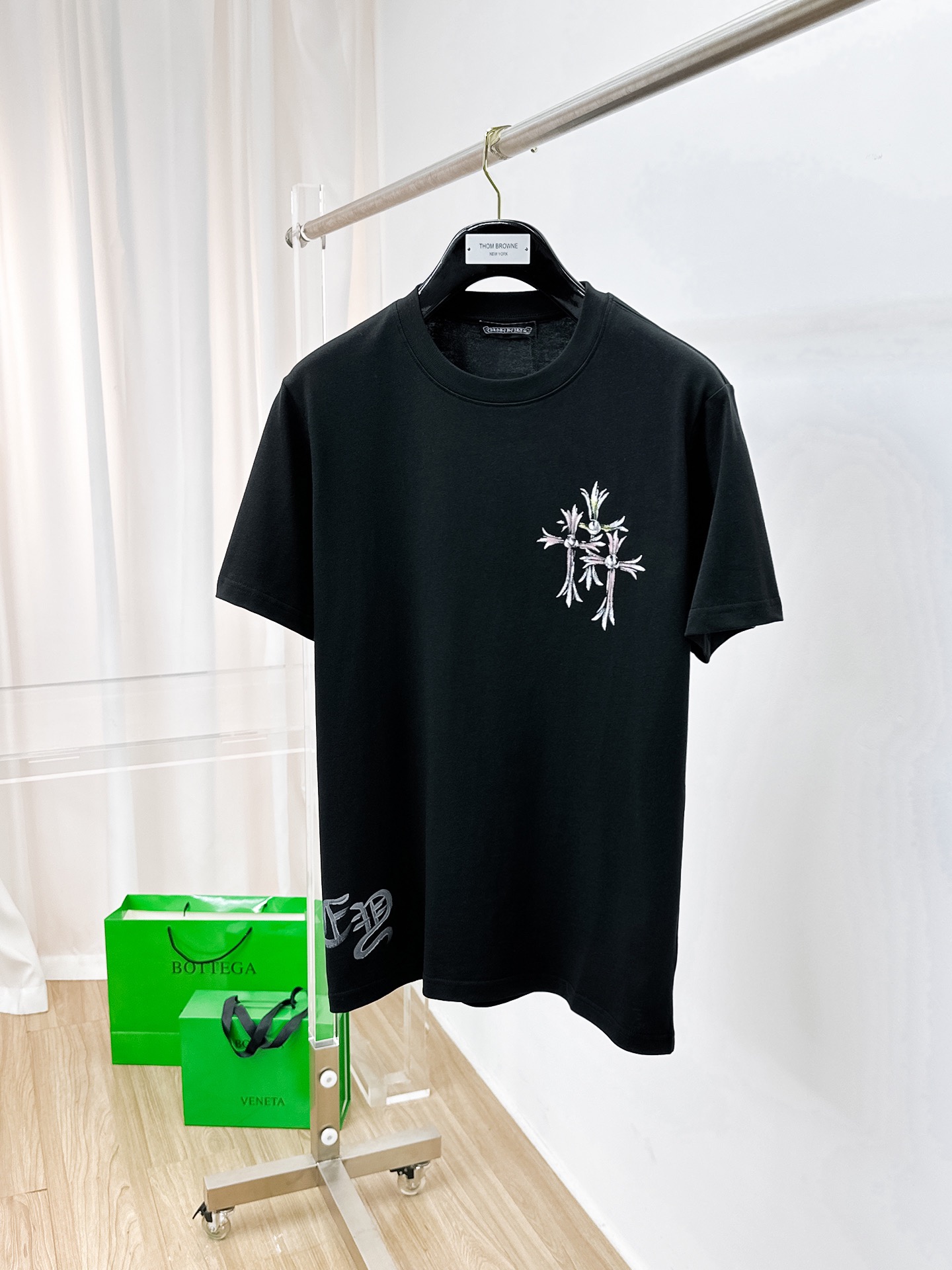 NO:513819,Croxin Haute Clothing Fabric 2025 Spring and Summer New Products are available for sale in Fashion Classic Round Neck Short Sleeve Fashion Product Design, which is more fashionable and comfortable, with high standard customization, very stylish upper body, very delicate texture, exquisite details and exquisite craftsmanship, and extremely shaping item, suitable for any fashion, super good style, a must-have item for trendy men Size S-3XL 'The style is too large, please report height and weight to place an order' Color black, white, chrome hearts, T-shirt, alexander wang19860909克罗心 高定面料 2025春夏新品上市时尚经典圆领短袖时尚单品设计,更加时尚舒适,高标准定制,上身非常有型,质感非常细腻,细节工艺精湛考究,塑造性极高的一款单品,适合任何时装都可以搭配,版型超级好 潮男必备单品 尺码S-3XL《版型偏大 ,下单请报身高体重》 颜色黑,白,,chrome hearts,T-shirt,alexander wang,Men's clothing